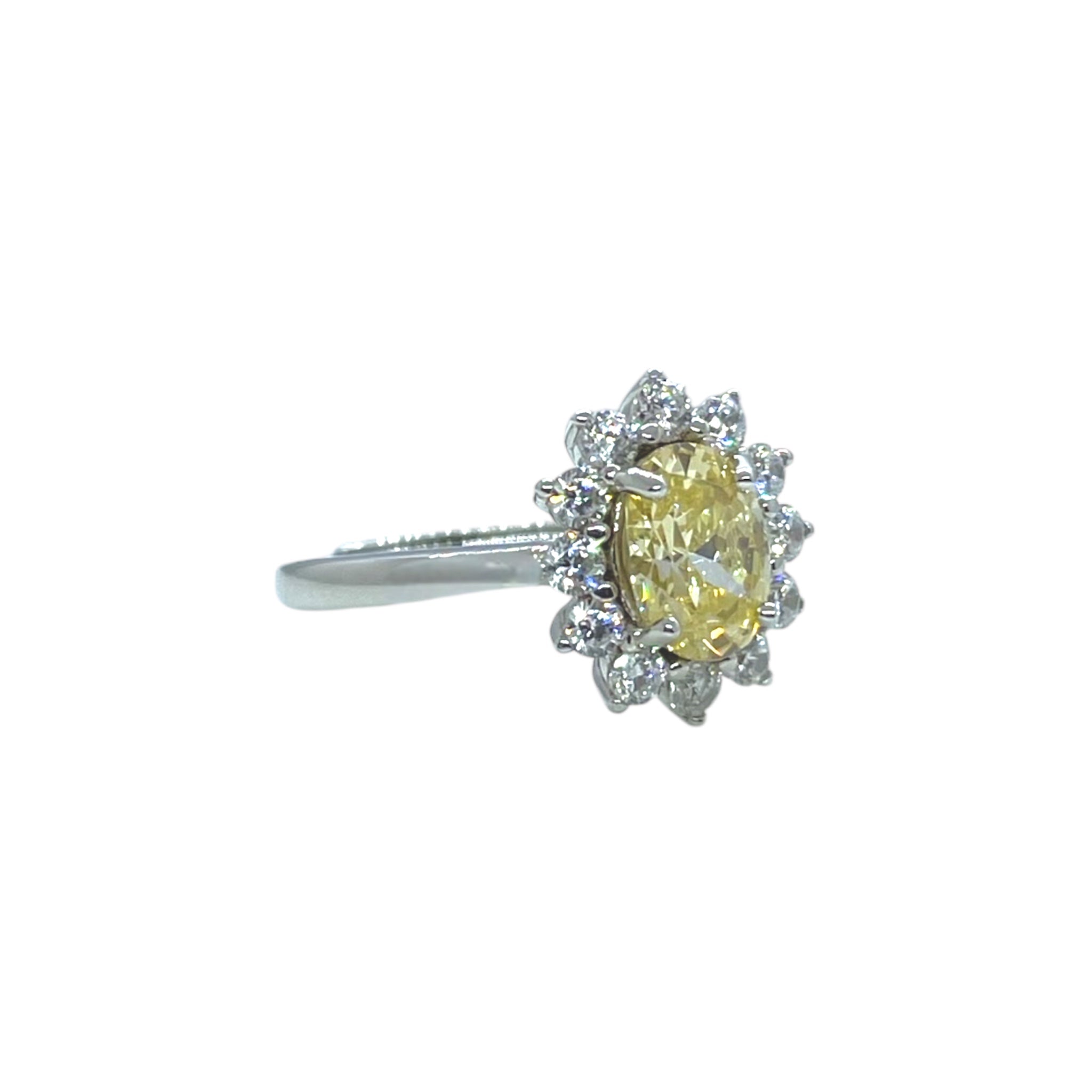 Anello ovale con quarzo giallo e pavé luminoso
