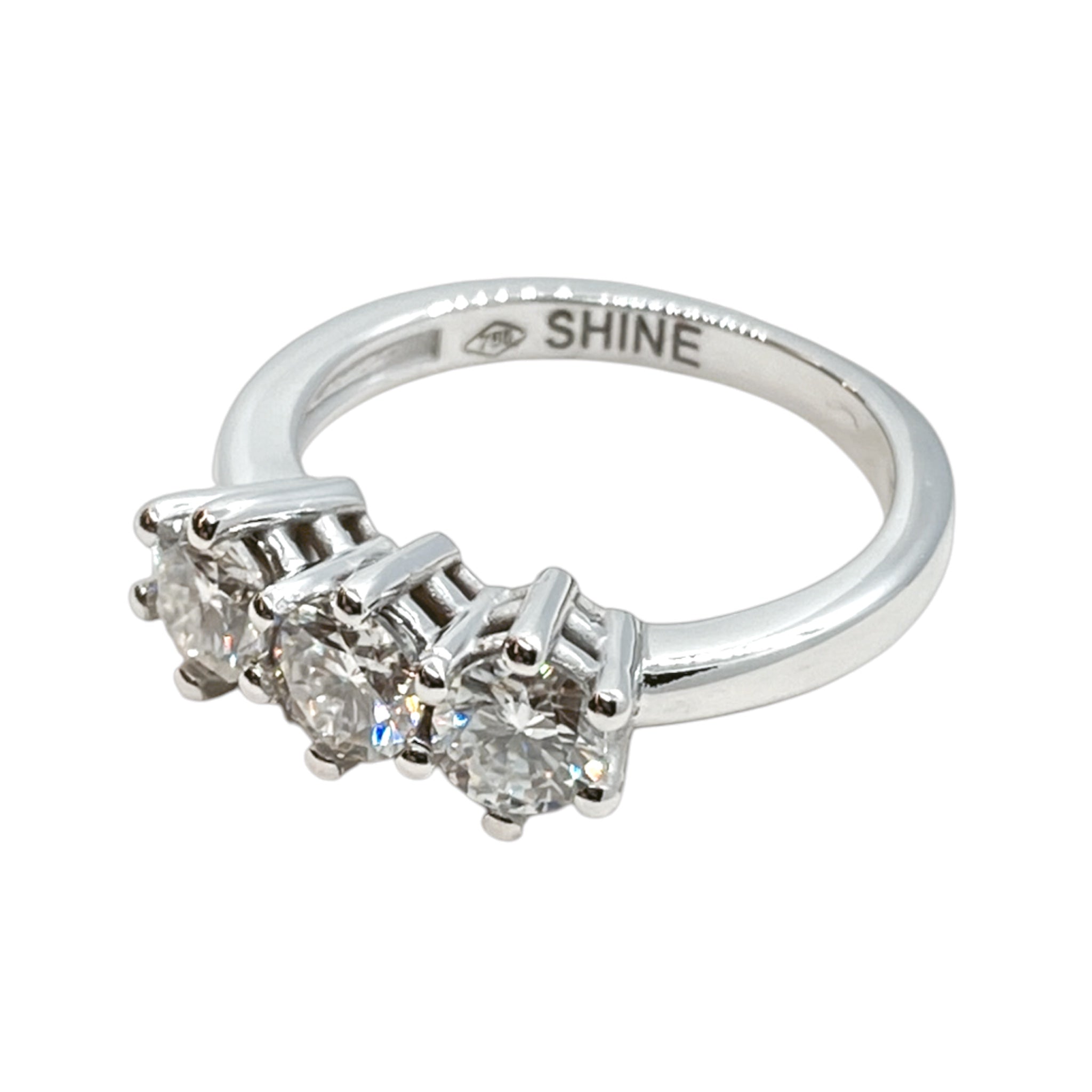 Anello Trilogy in oro bianco 18kt con moissanite 1.05