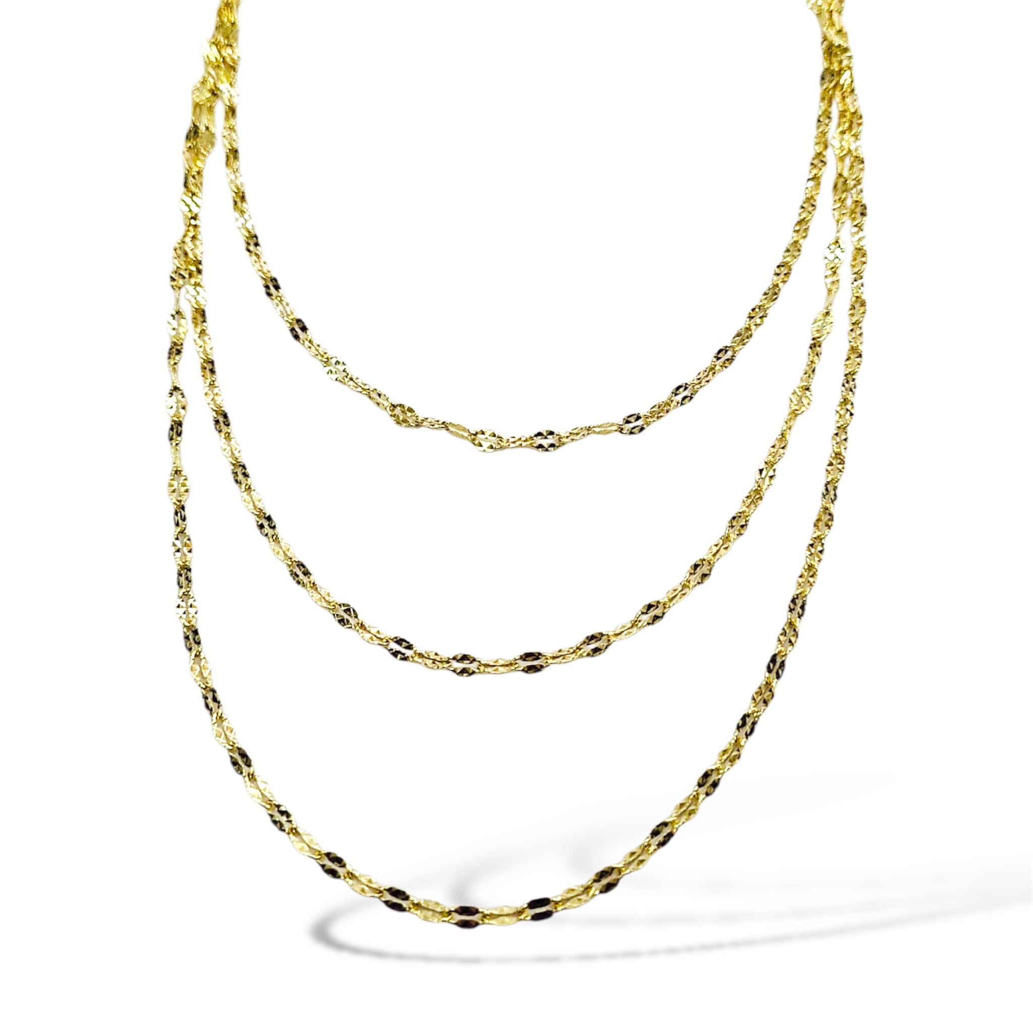 Tris di collane con sfaccettature luminose