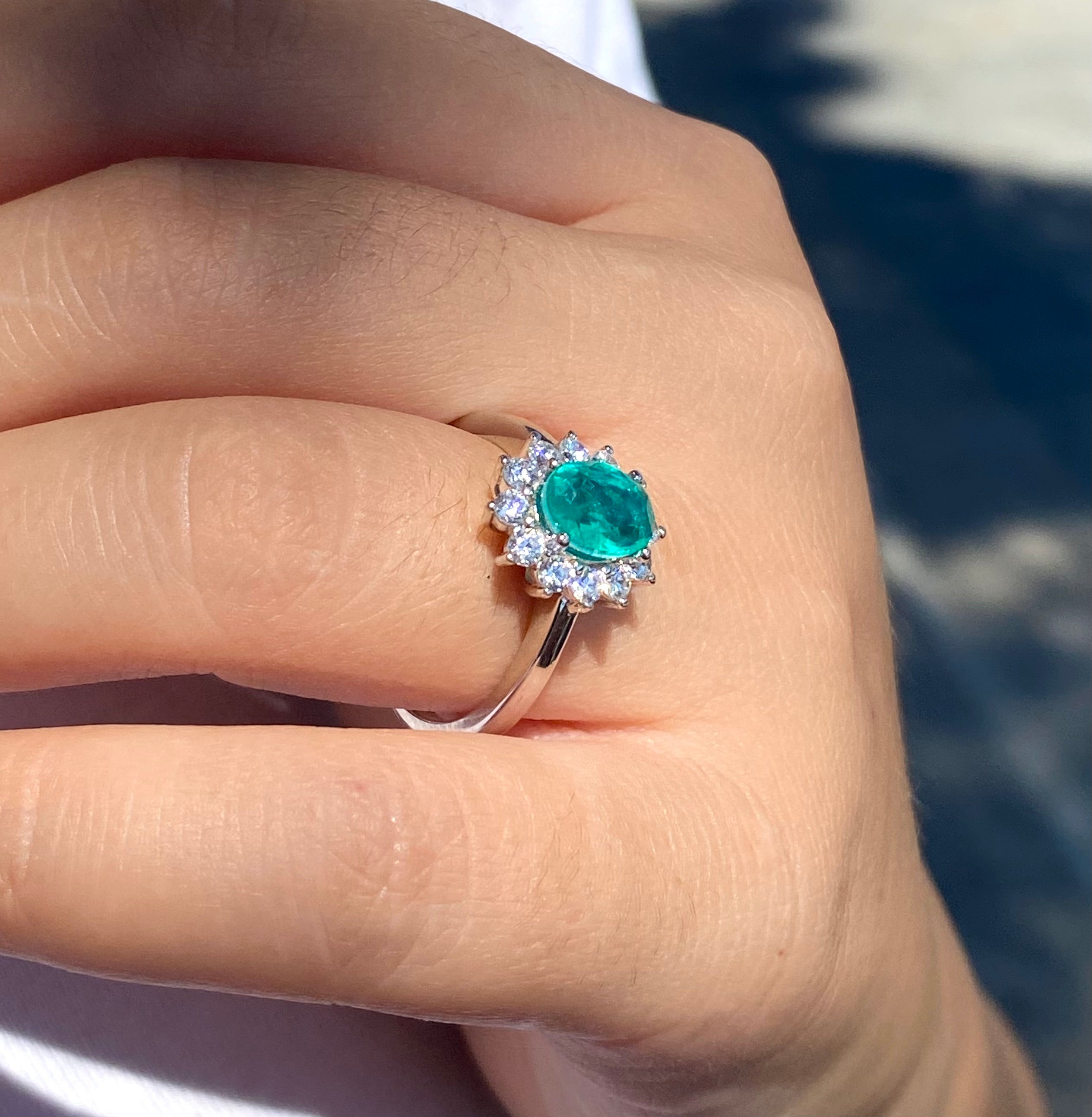 Anello smeraldo sintetico luccicante