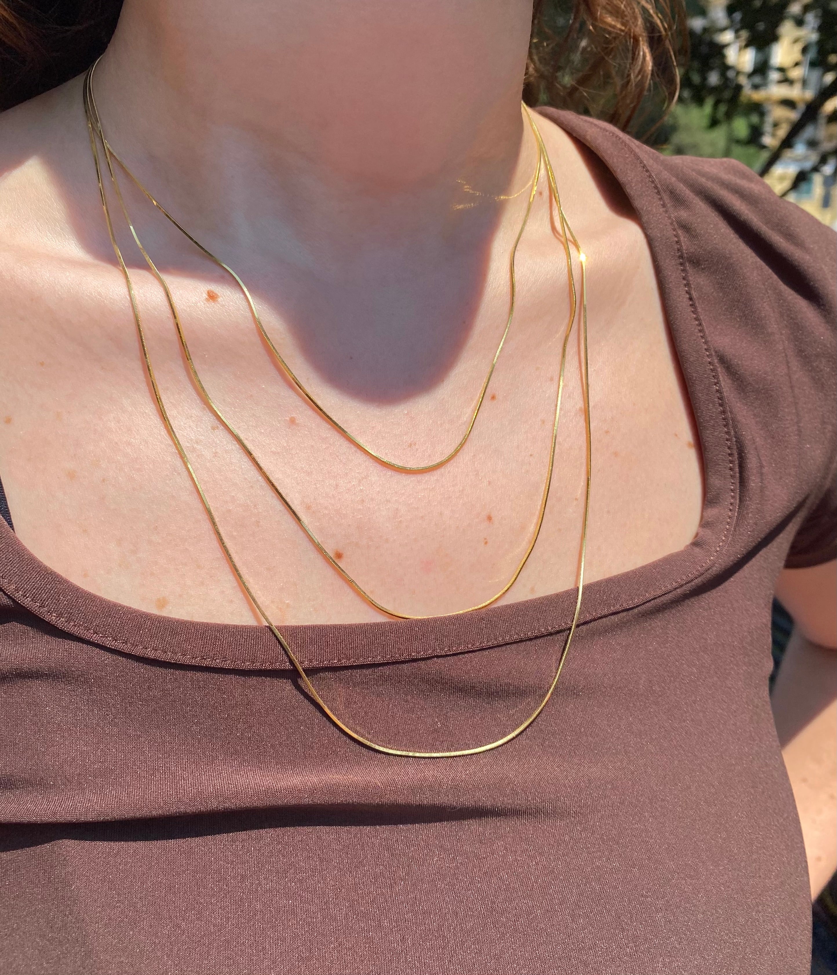 Collana tris di fili luccicanti