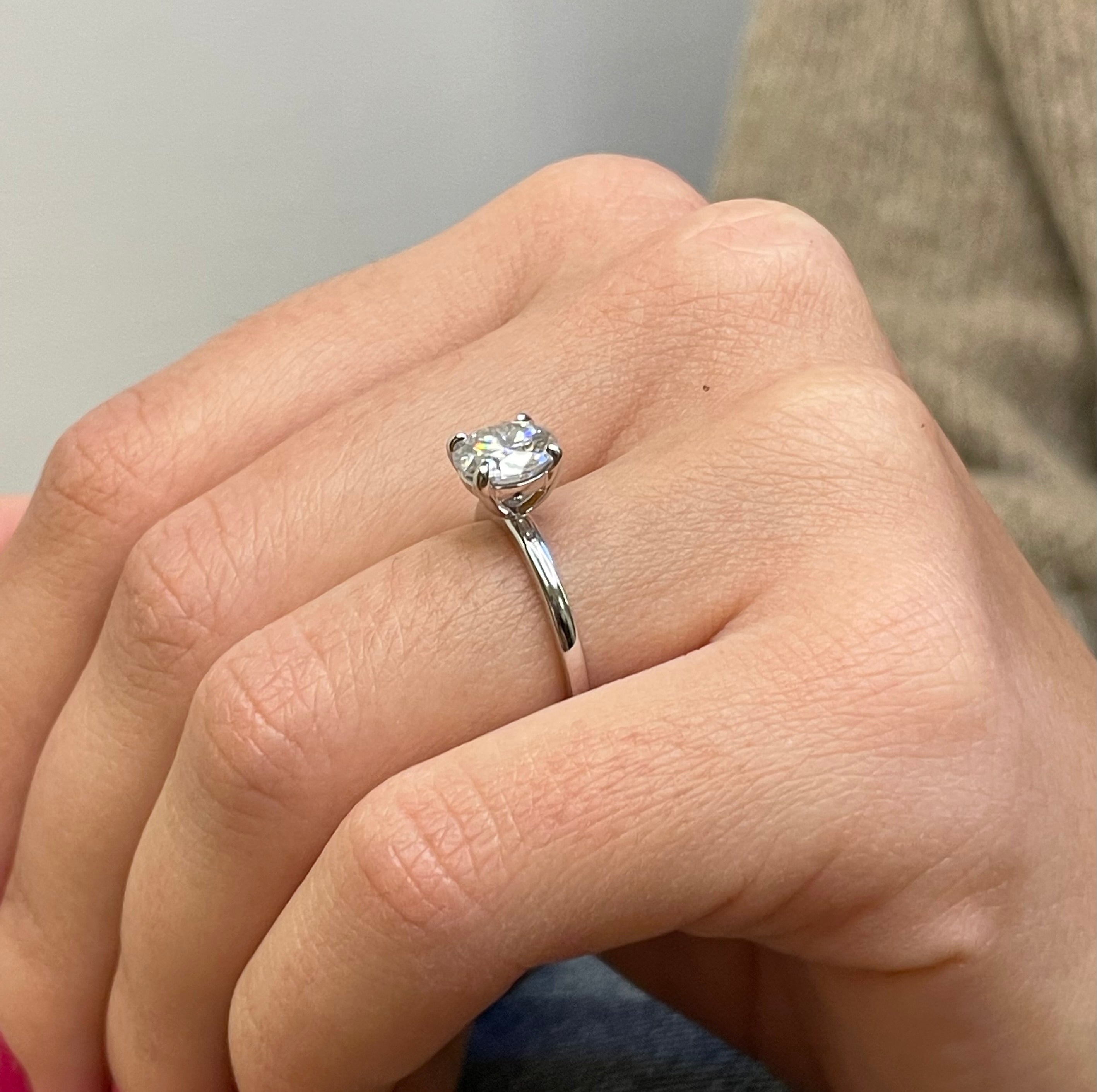 Anello solitario luminoso con moissanite 1.59