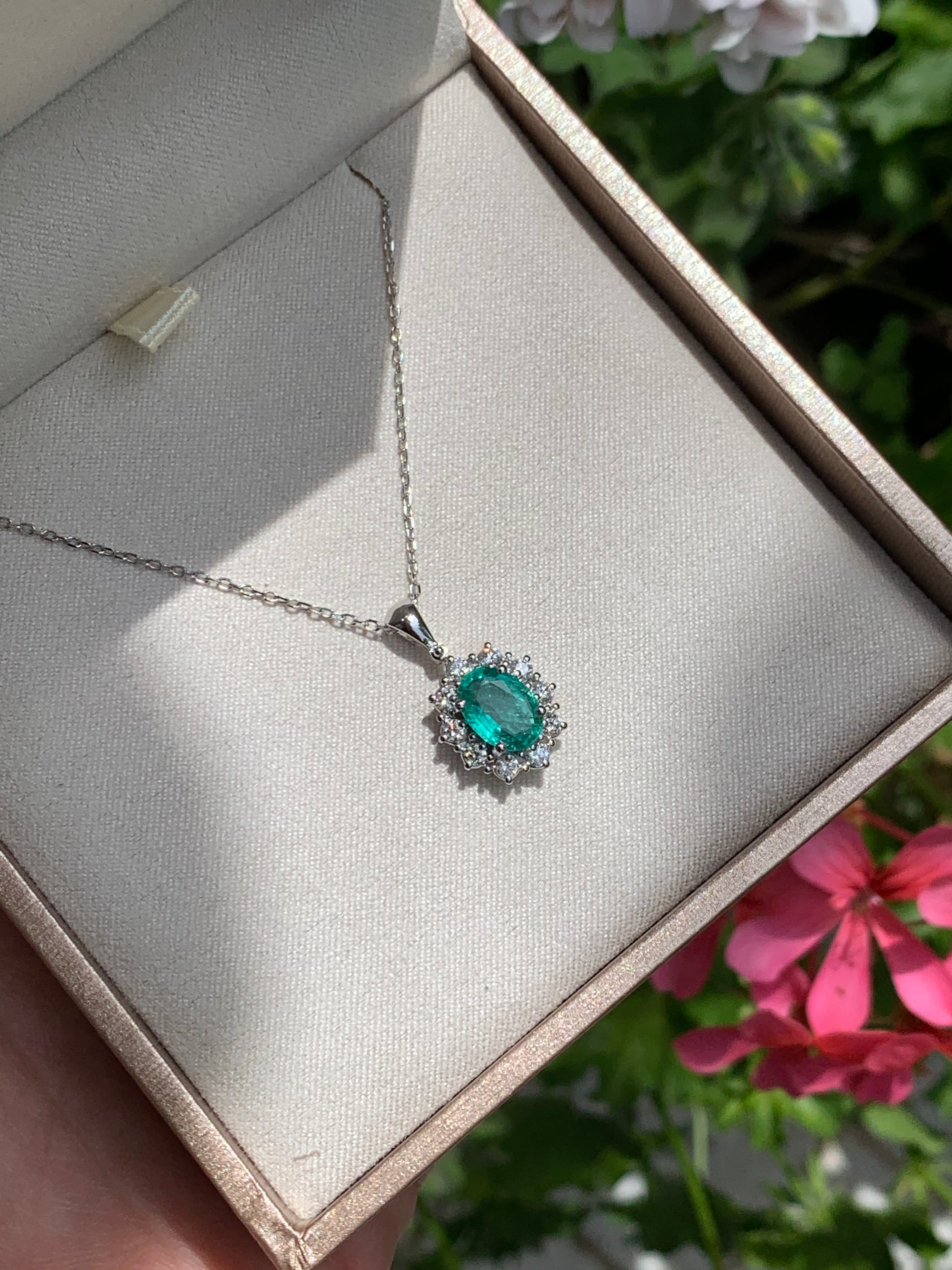 COLLANA IN ORO BIANCO CON SMERALDO 1.58CT E DIAMANTI CT O.41 G VVS. - Shine Gioielli