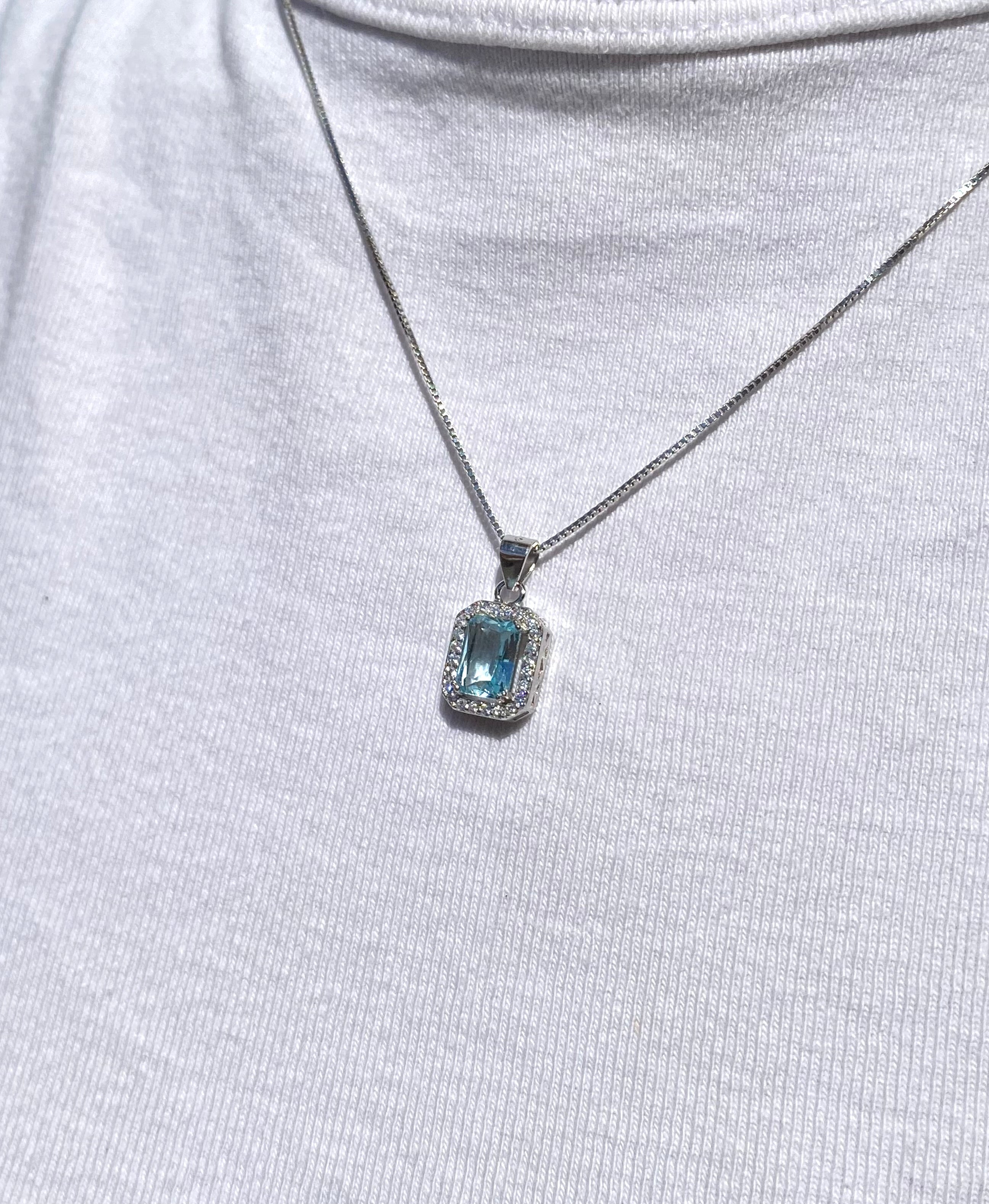 Rectangular necklace with luminous synthetic aquamarine