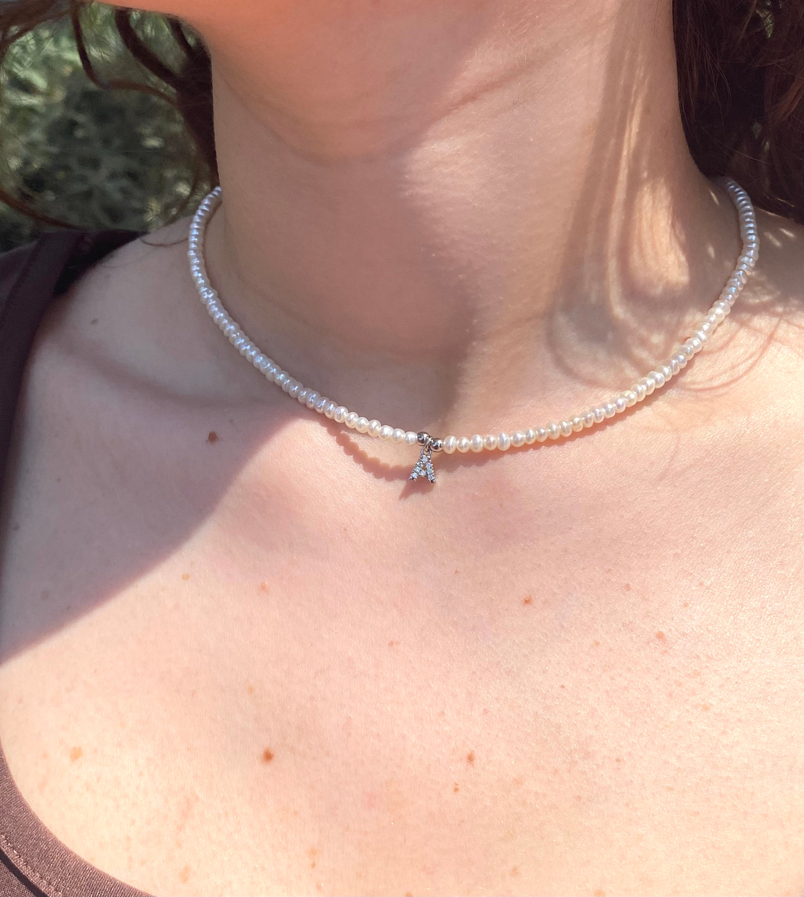 Collana in perle di fiume naturali con lettera luminosa