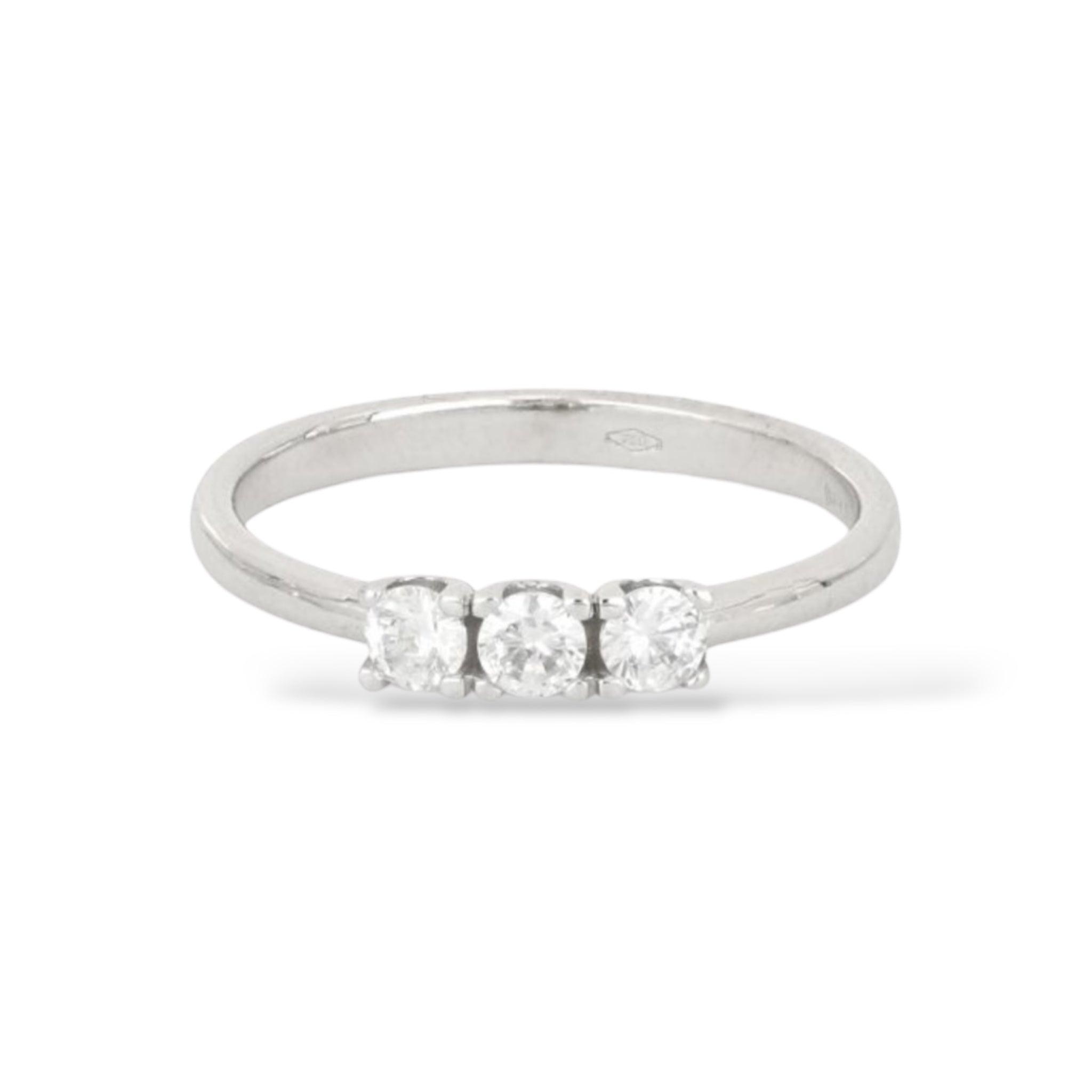 18kt white gold trilogy ring
