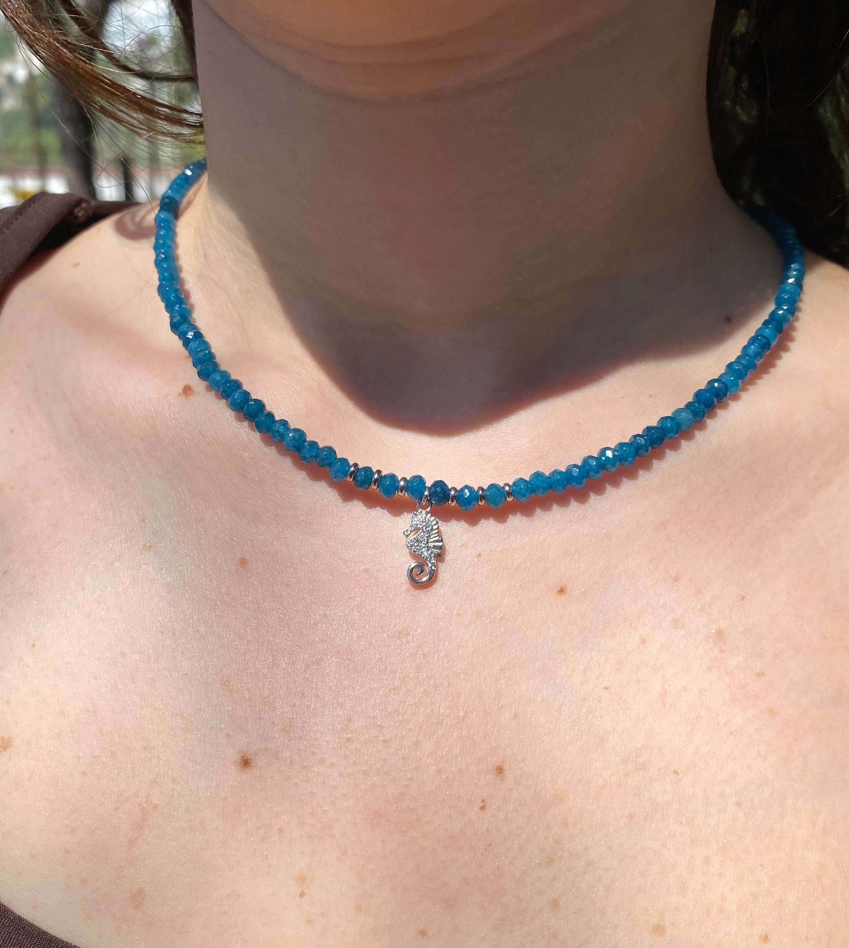 Collana con pietre naturali di quarzo e cavalluccio Marino luminoso