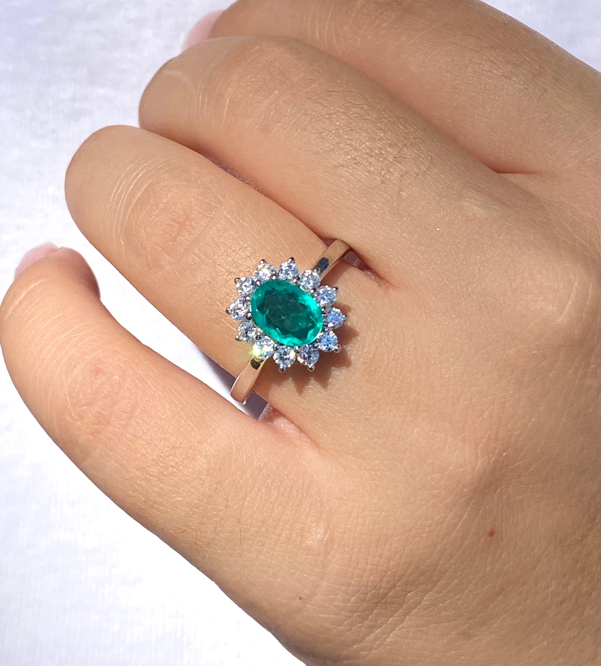 Anello smeraldo sintetico luccicante