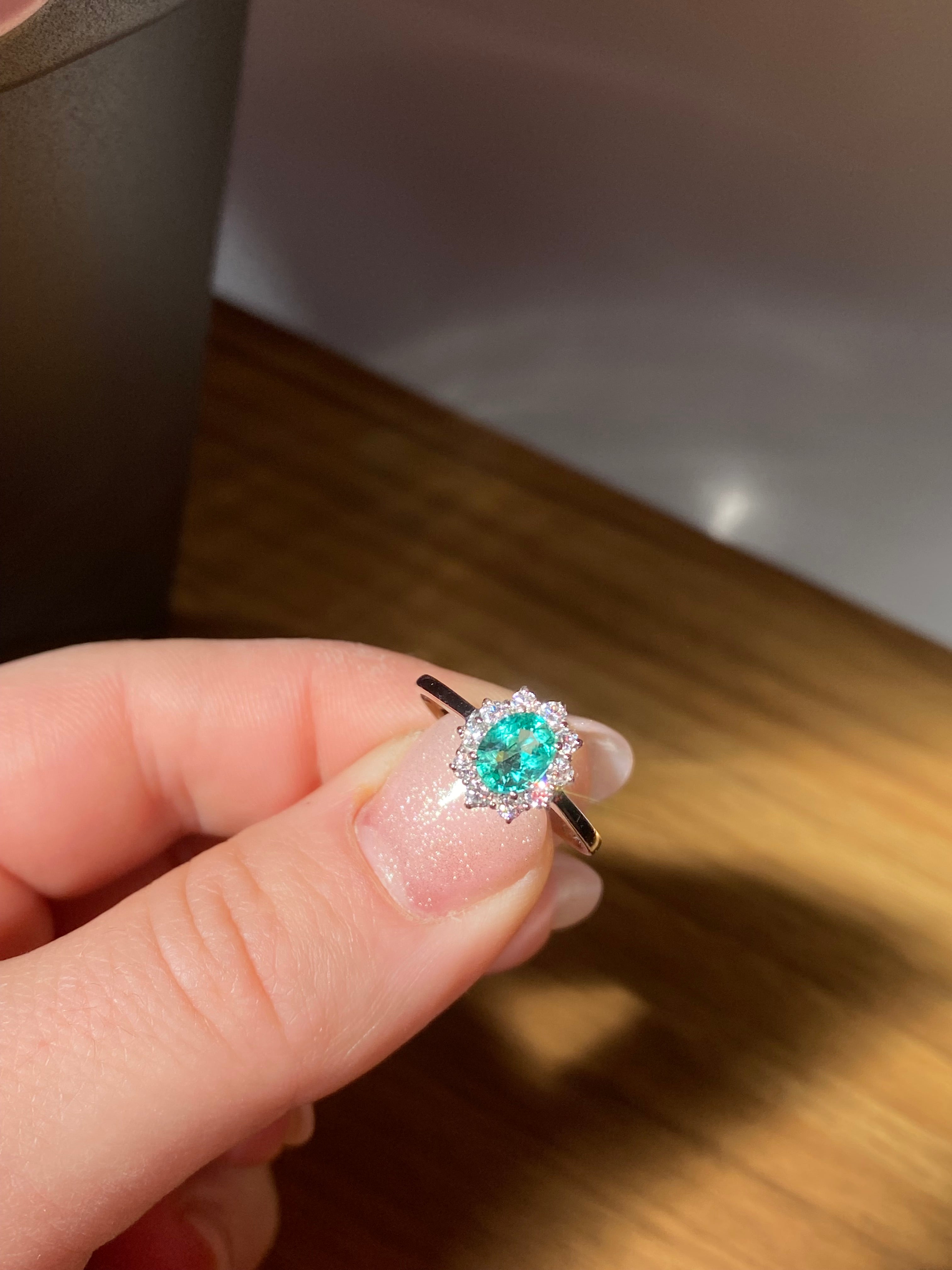 Anello in oro bianco con smeraldo naturale da 0.59 ct e diamanti da 0.30 ct