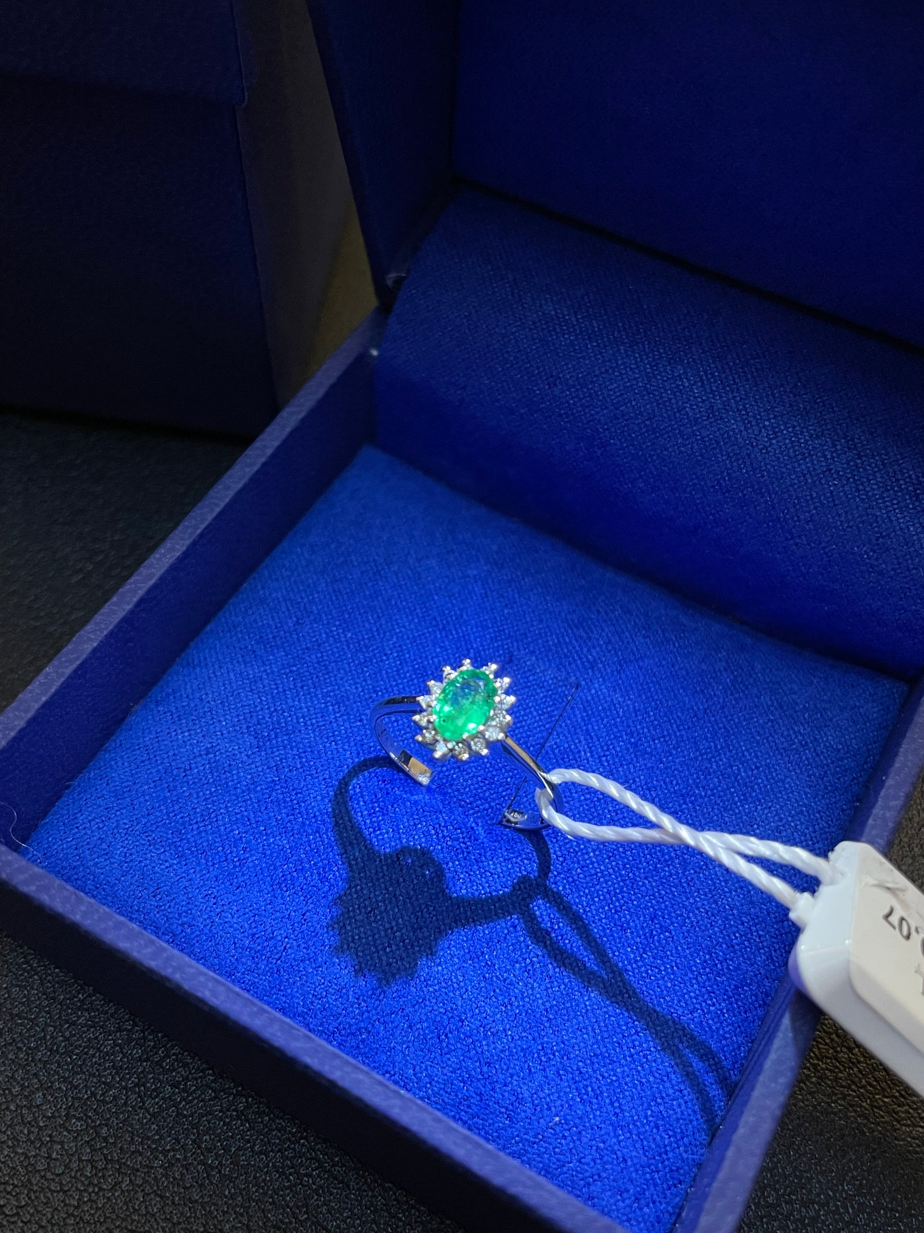 Anello in oro bianco 18kt con smeraldo naturale 0.38 ct e diamanti 0.07ct