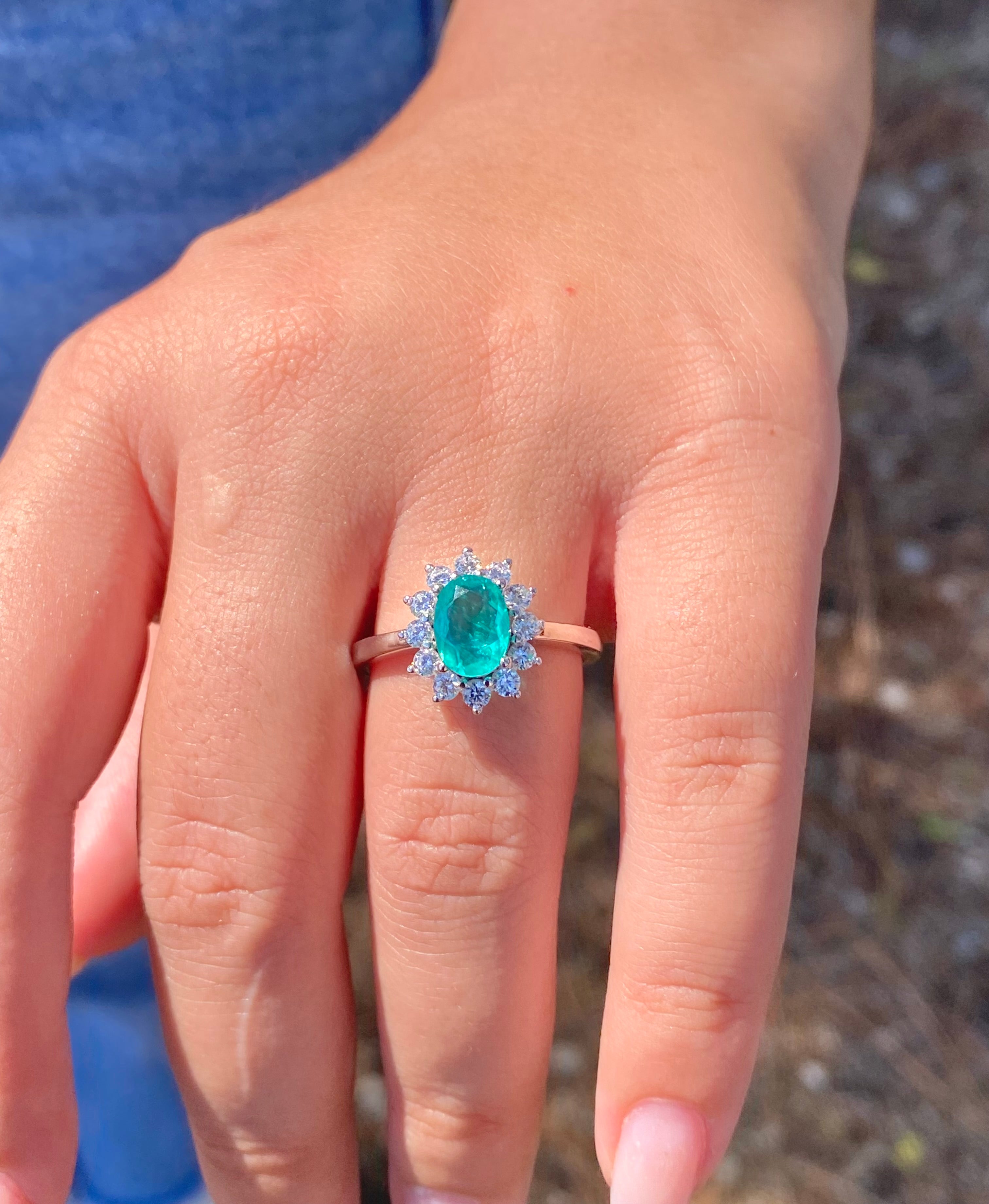 Anello smeraldo sintetico luccicante