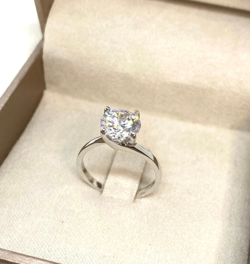 Solitaire ring with 1 ct moissanite stone
