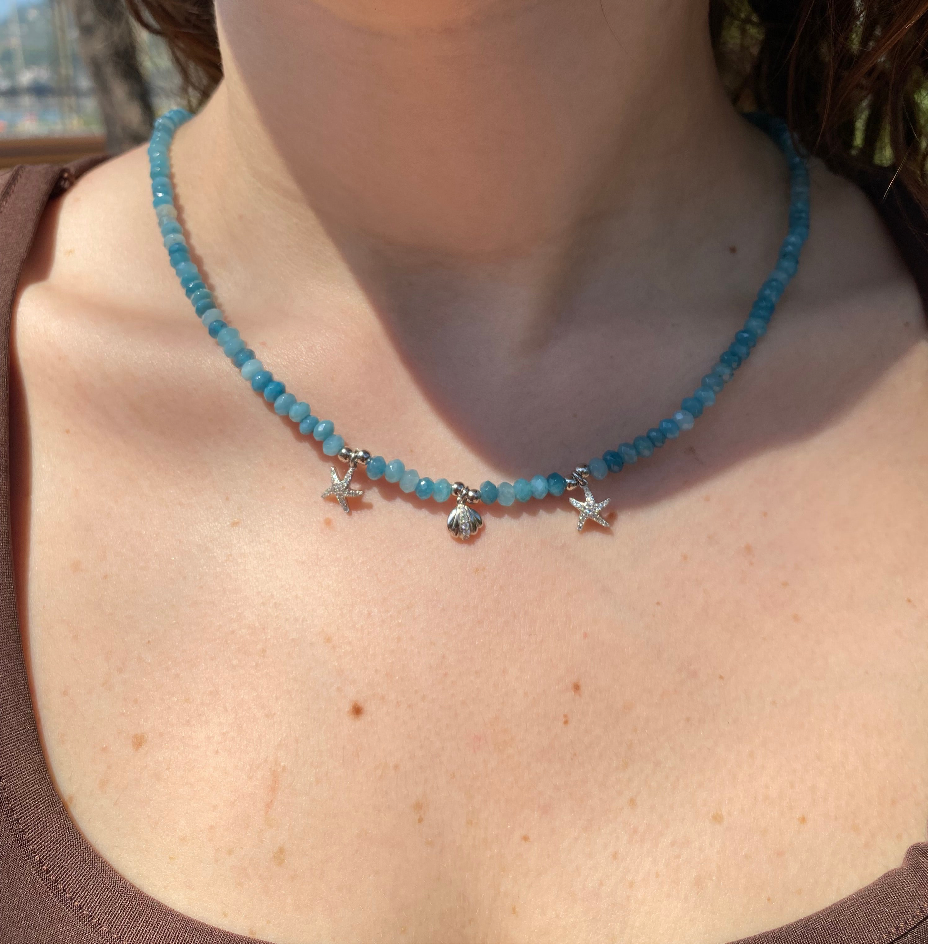 Collana in quarzo azzurro naturale con stelle marine scintillanti