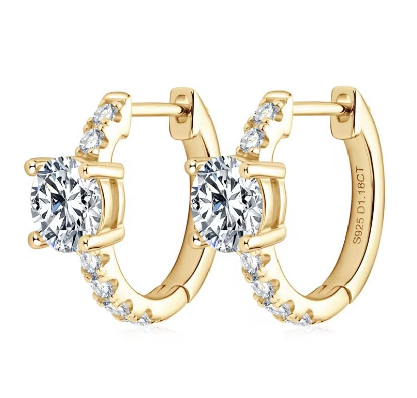 Orecchini con pavé in moissanite e moissanite centrale da 1ct