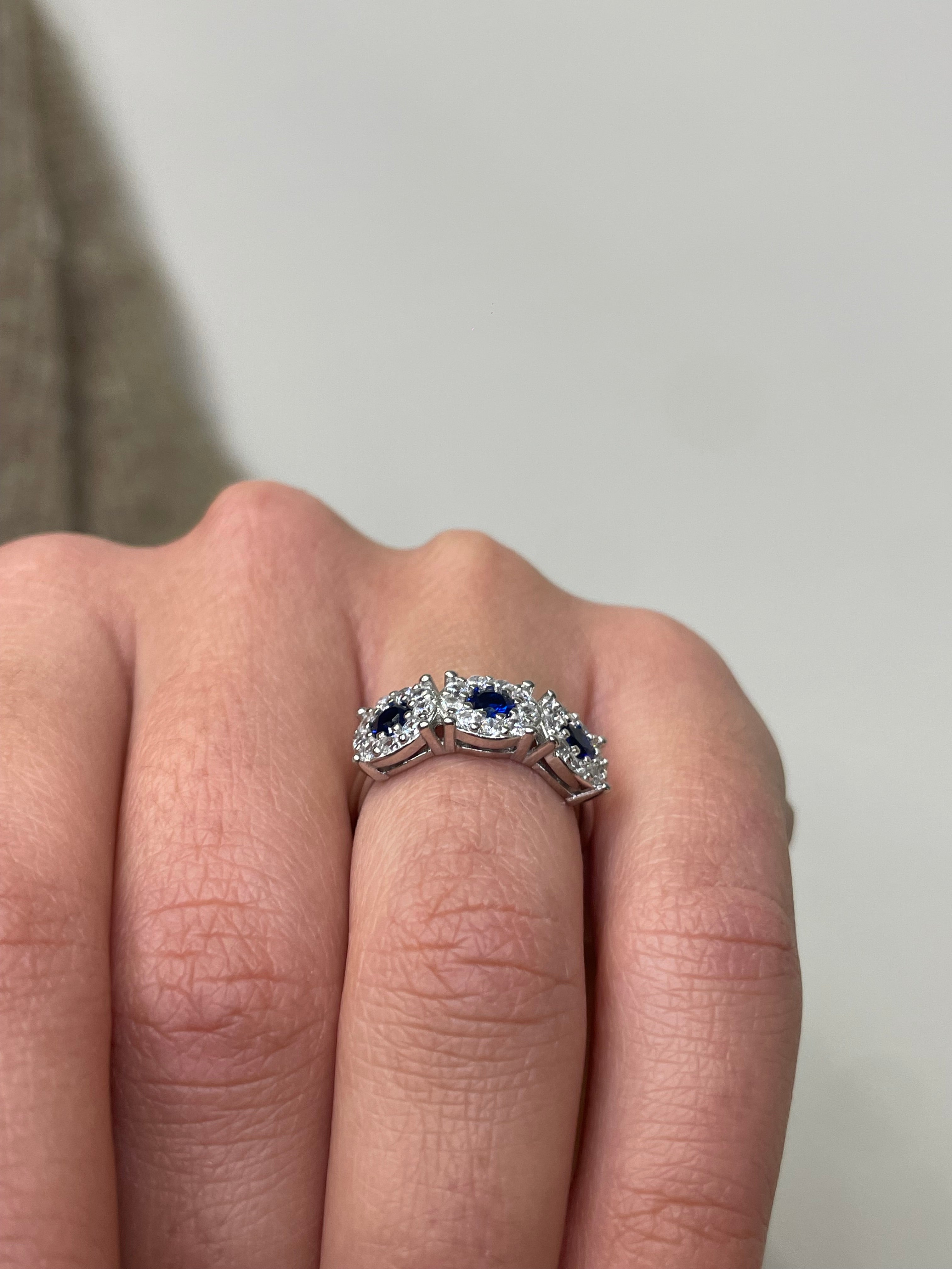 Anello Trilogy a fiore con pietre colore e moissanite