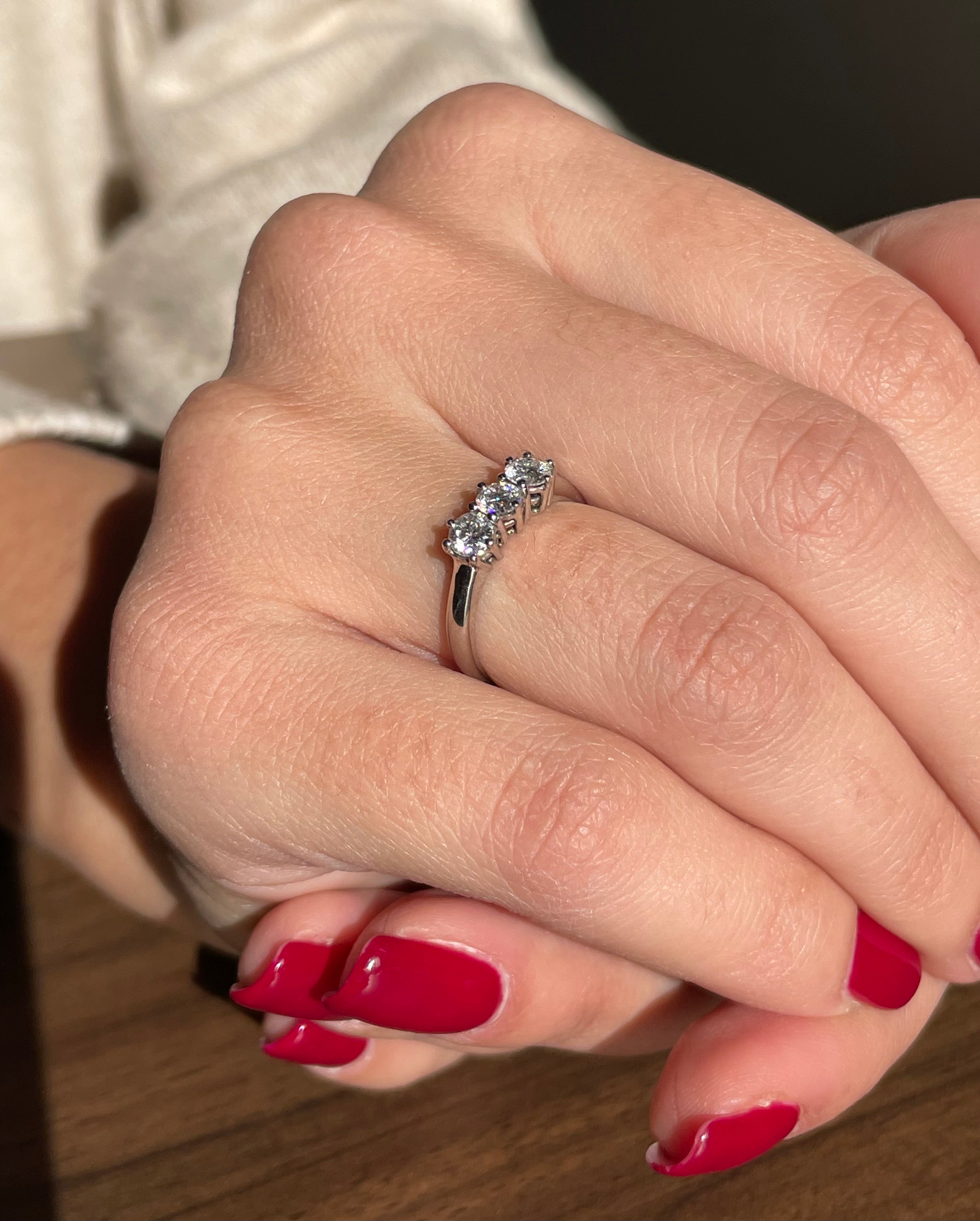 Anello Trilogy con moissaniti luminose