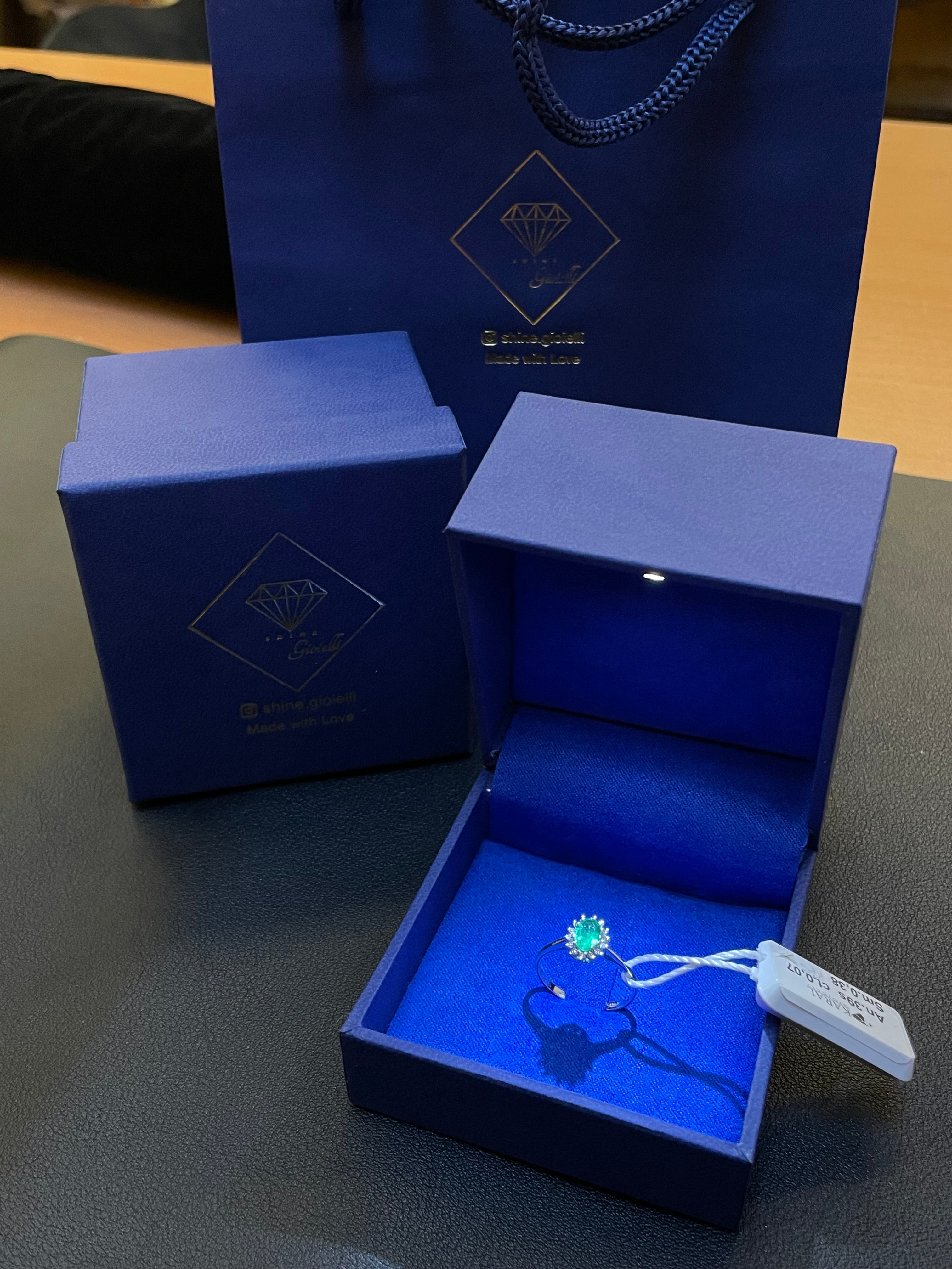 Anello in oro bianco 18kt con smeraldo naturale 0.38 ct e diamanti 0.07ct