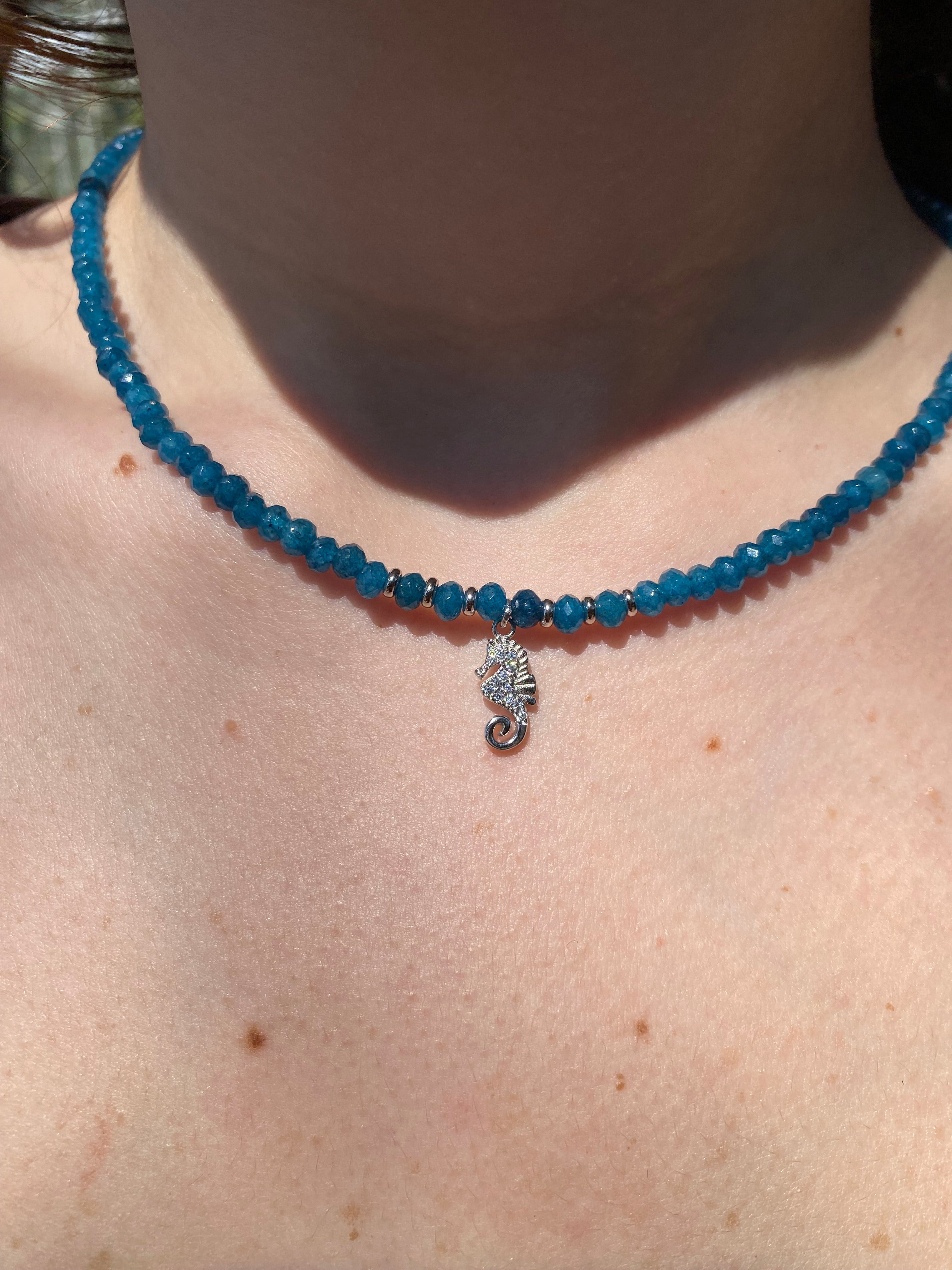 Collana con pietre naturali di quarzo e cavalluccio Marino luminoso