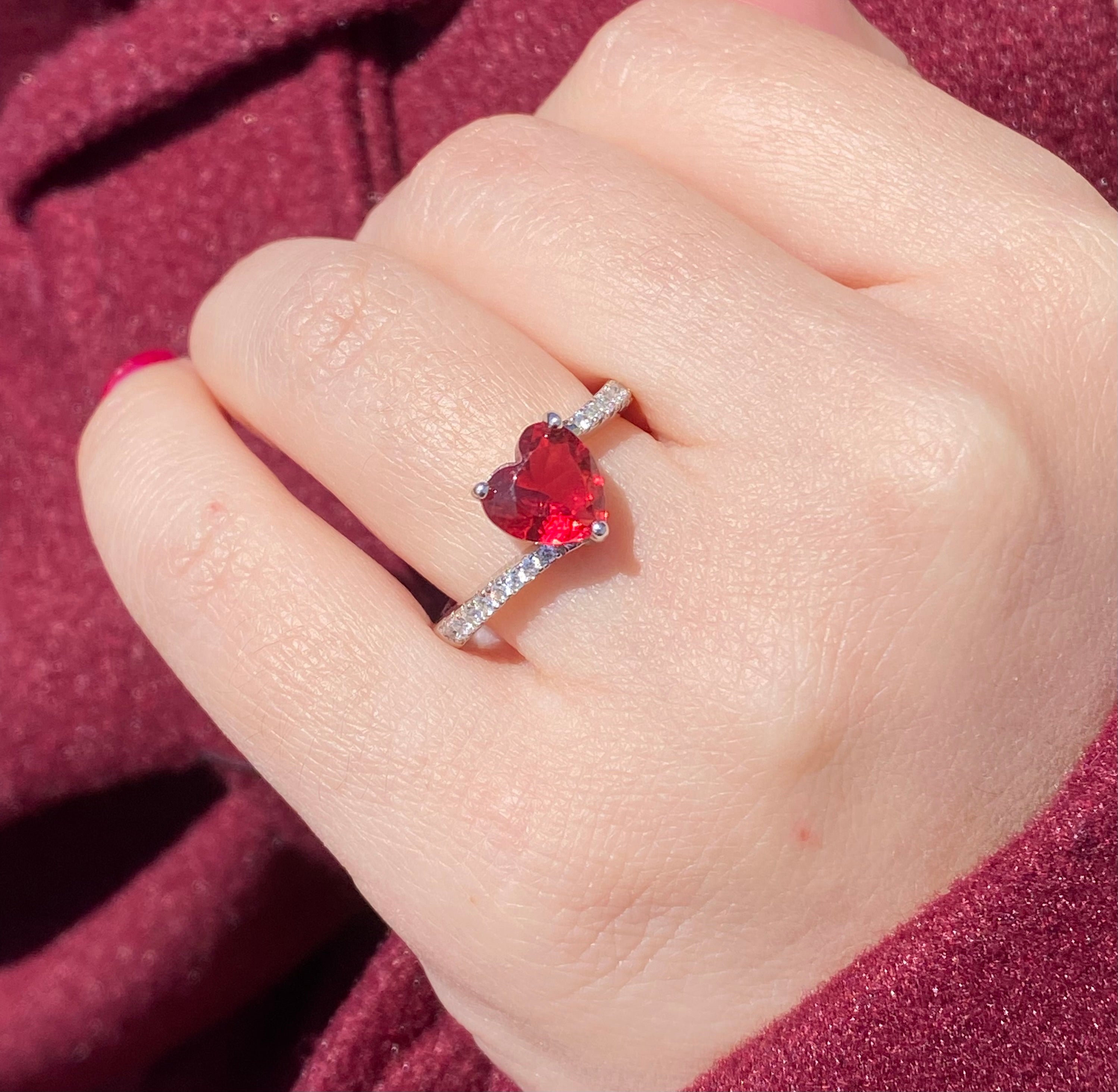 Anello cuore con intreccio brillante