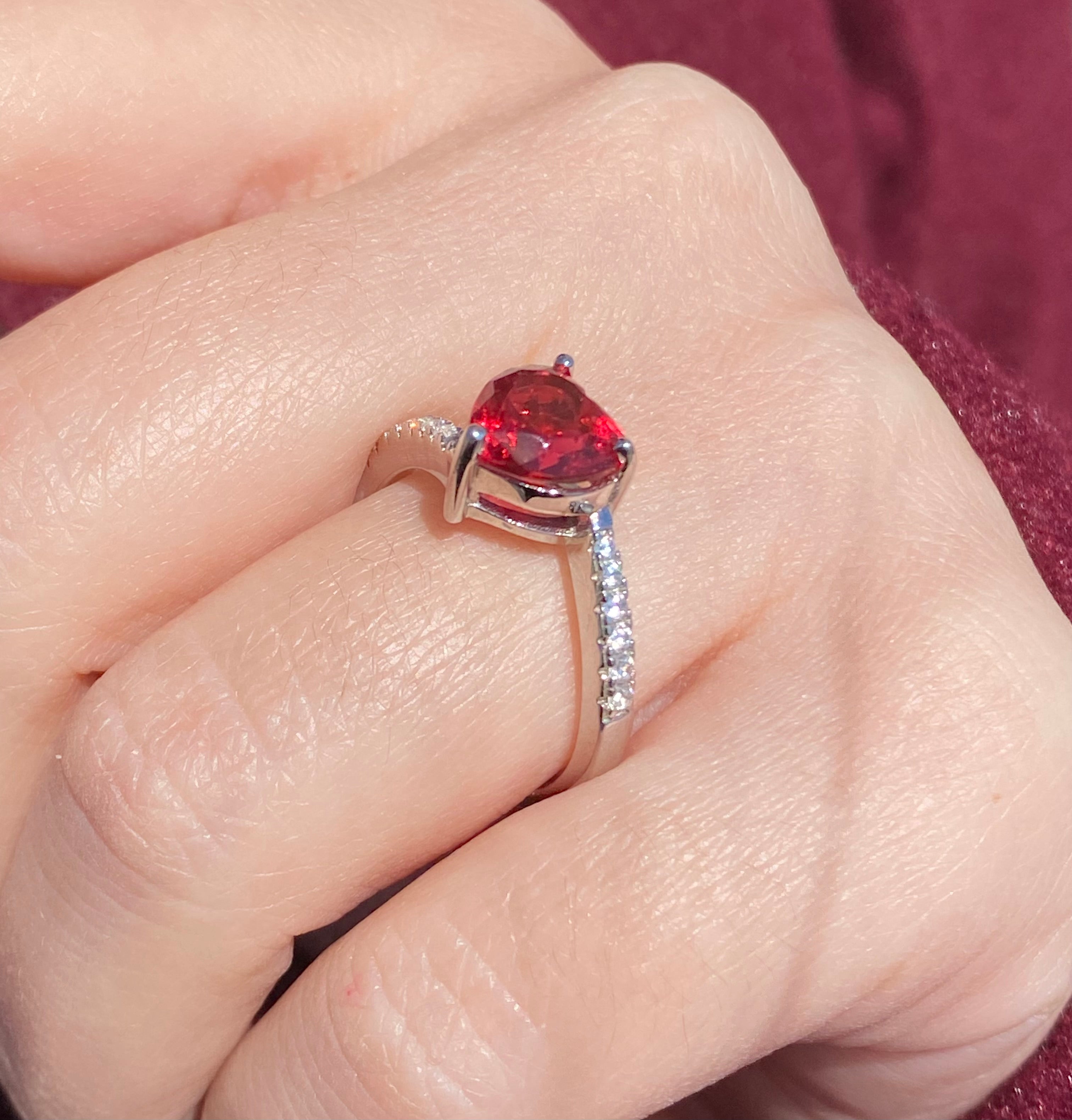 Anello cuore con intreccio brillante