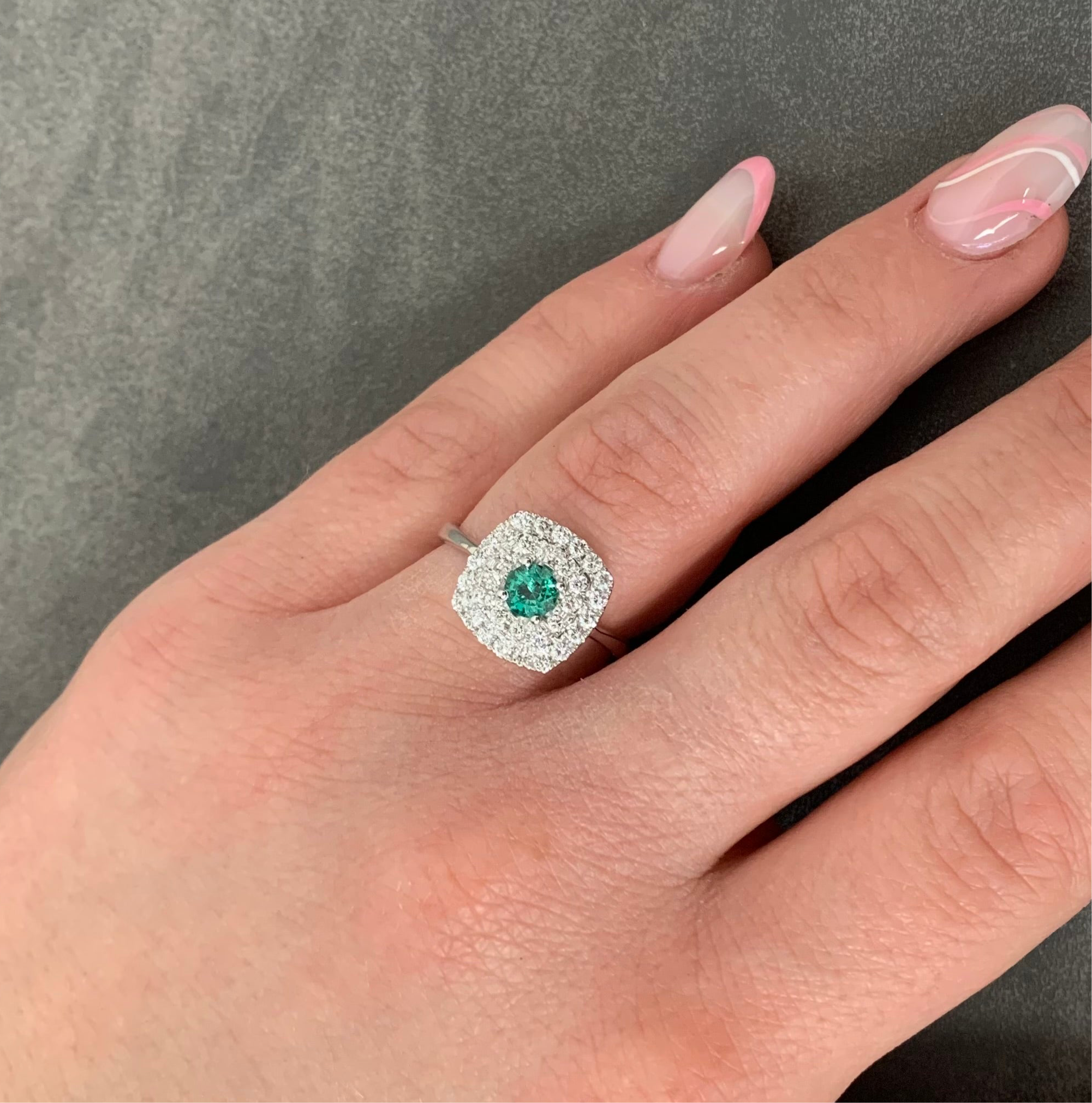 ANELLO IN ORO BIANCO 18KT CON SMERALDO NATURALE DA0,40CT E DIAMANTI CT 0.50 G COLOR PUREZZA VS