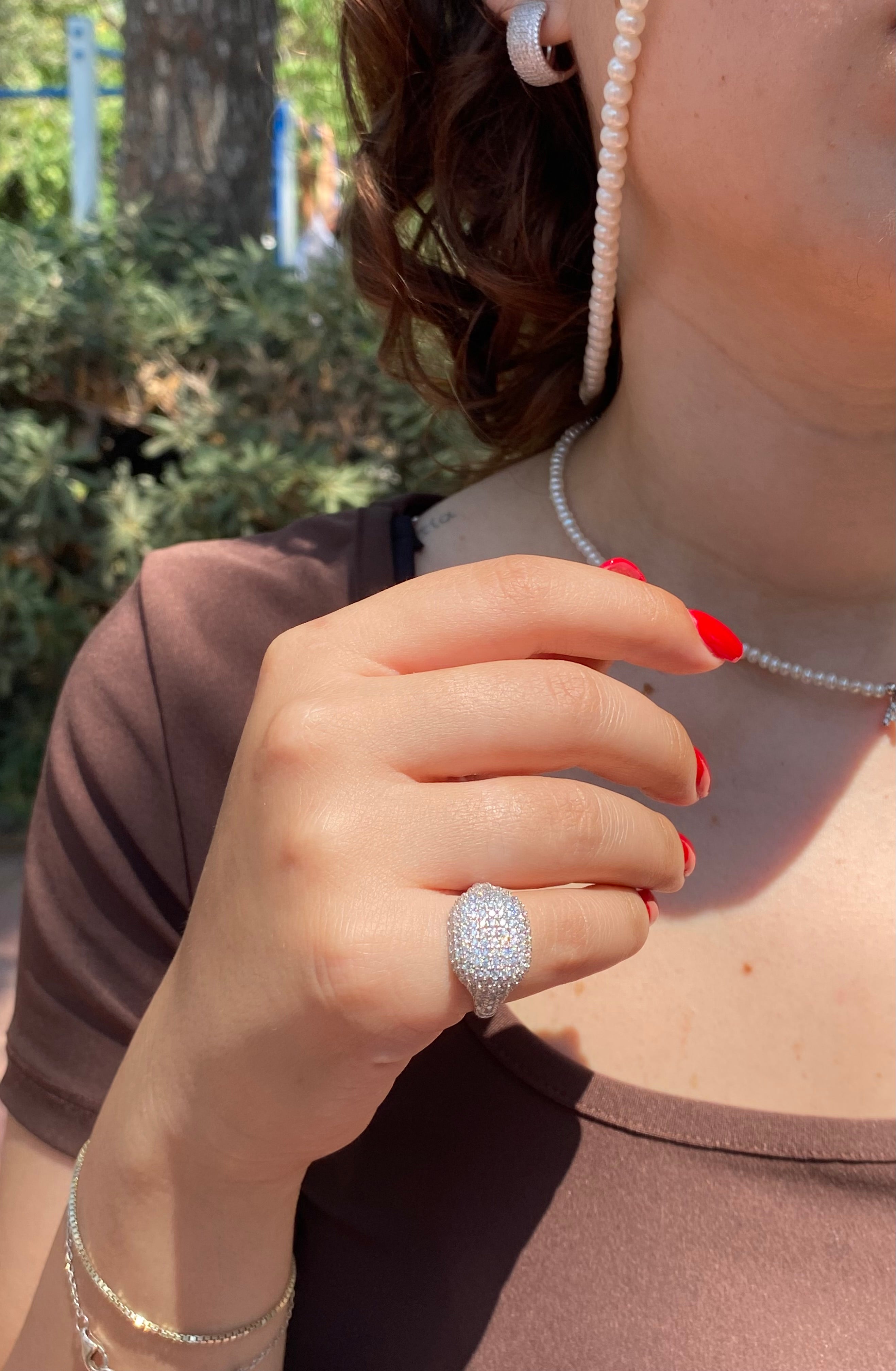 Anello chevalier da mignolo con pavé di pietre scintillanti