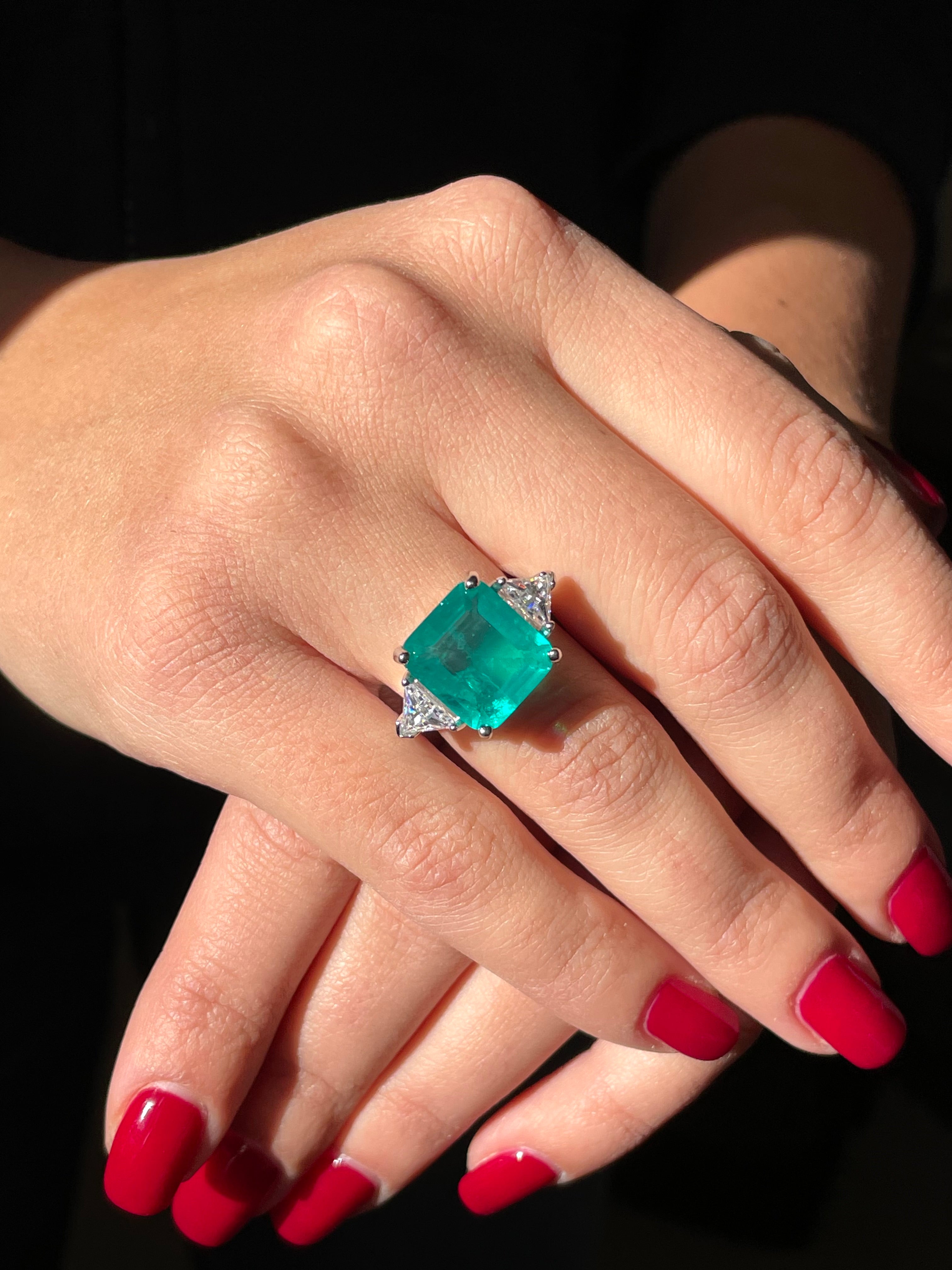 Anello Paraiba sintetica con triangoli luminosi