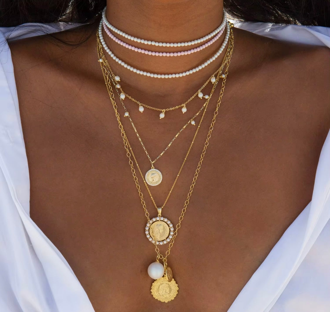 Collana moneta con decoro in perline