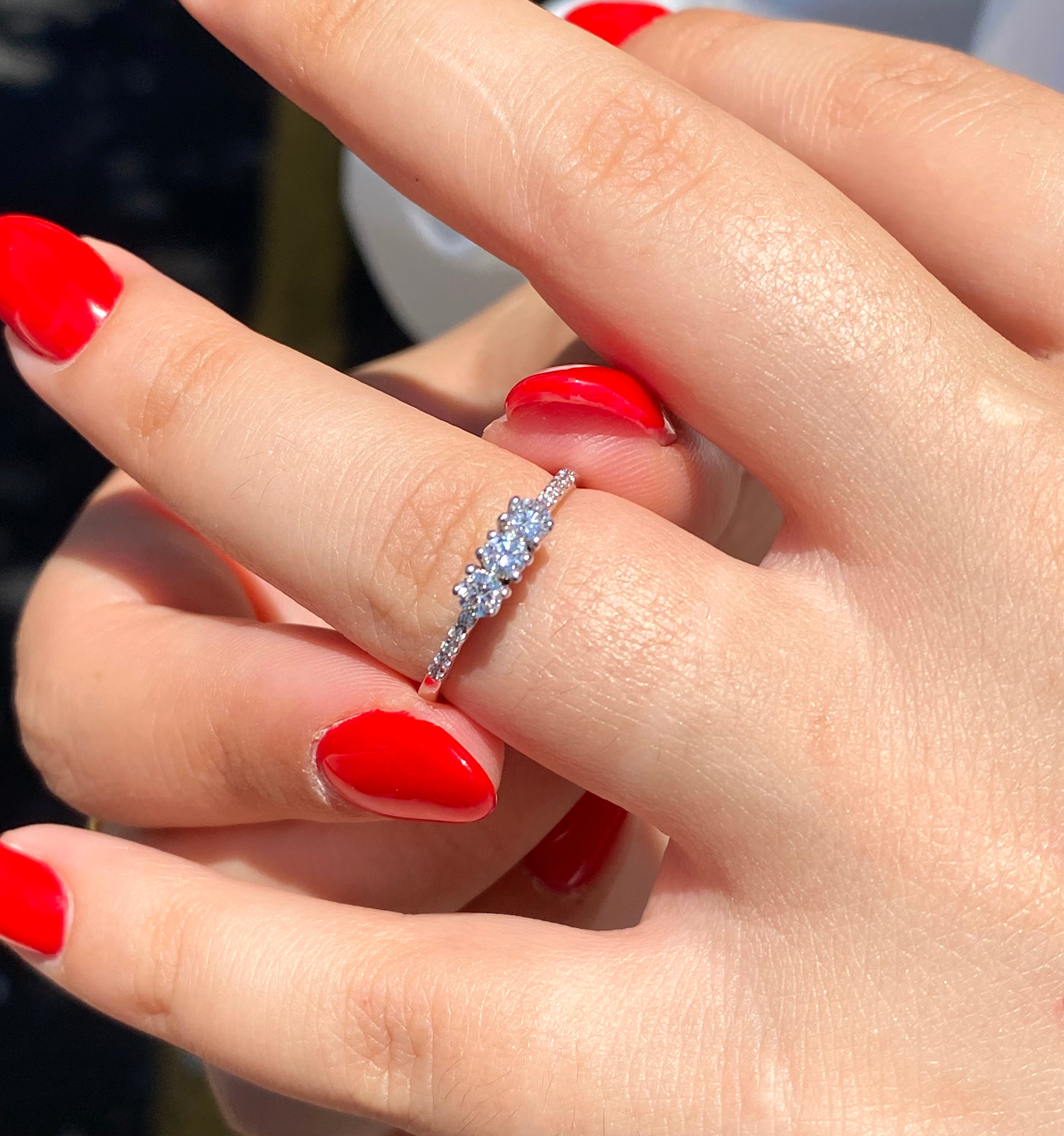 ANELLO TRILOGY ORO BIANCO 18KT CT. 0.35 G color Vs purezza - Shine Gioielli