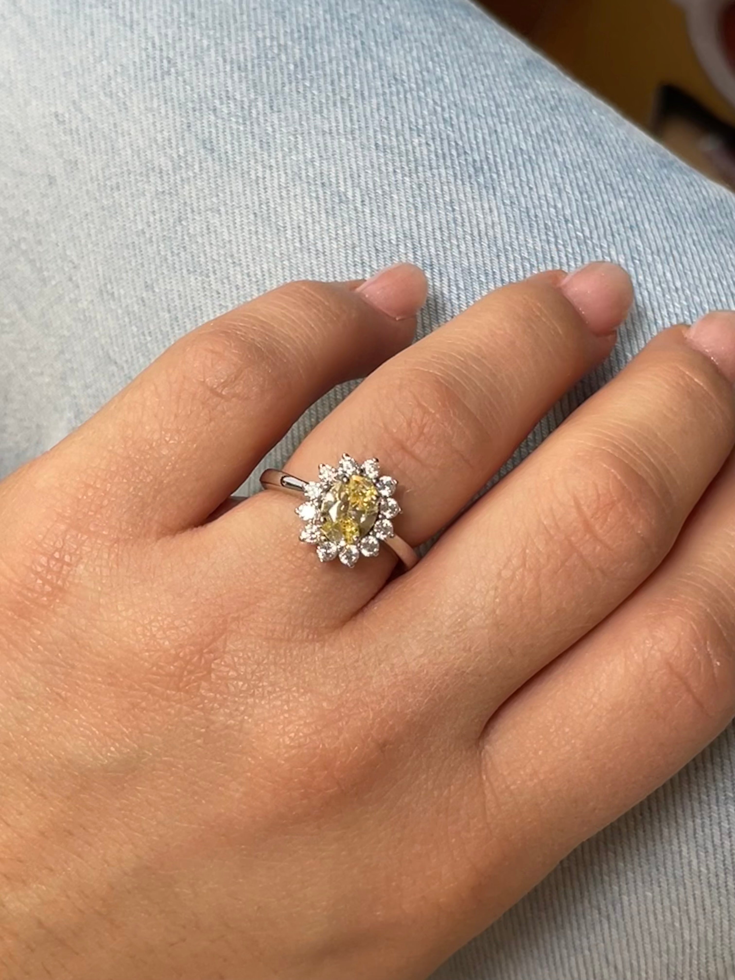 Anello ovale con quarzo giallo e pavé luminoso