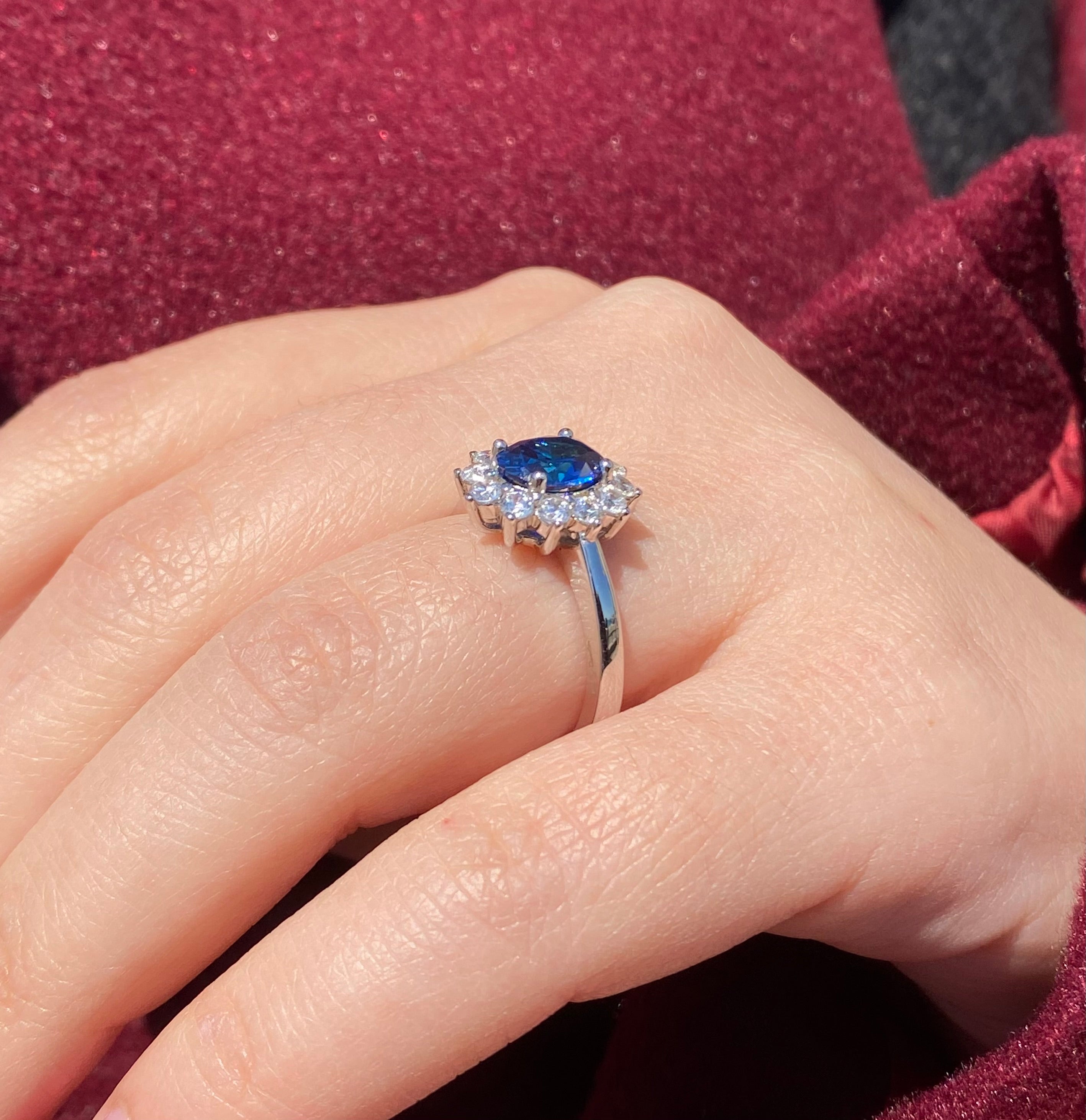 Anello zaffiro sintetico con giro di nano cristalli scintillante