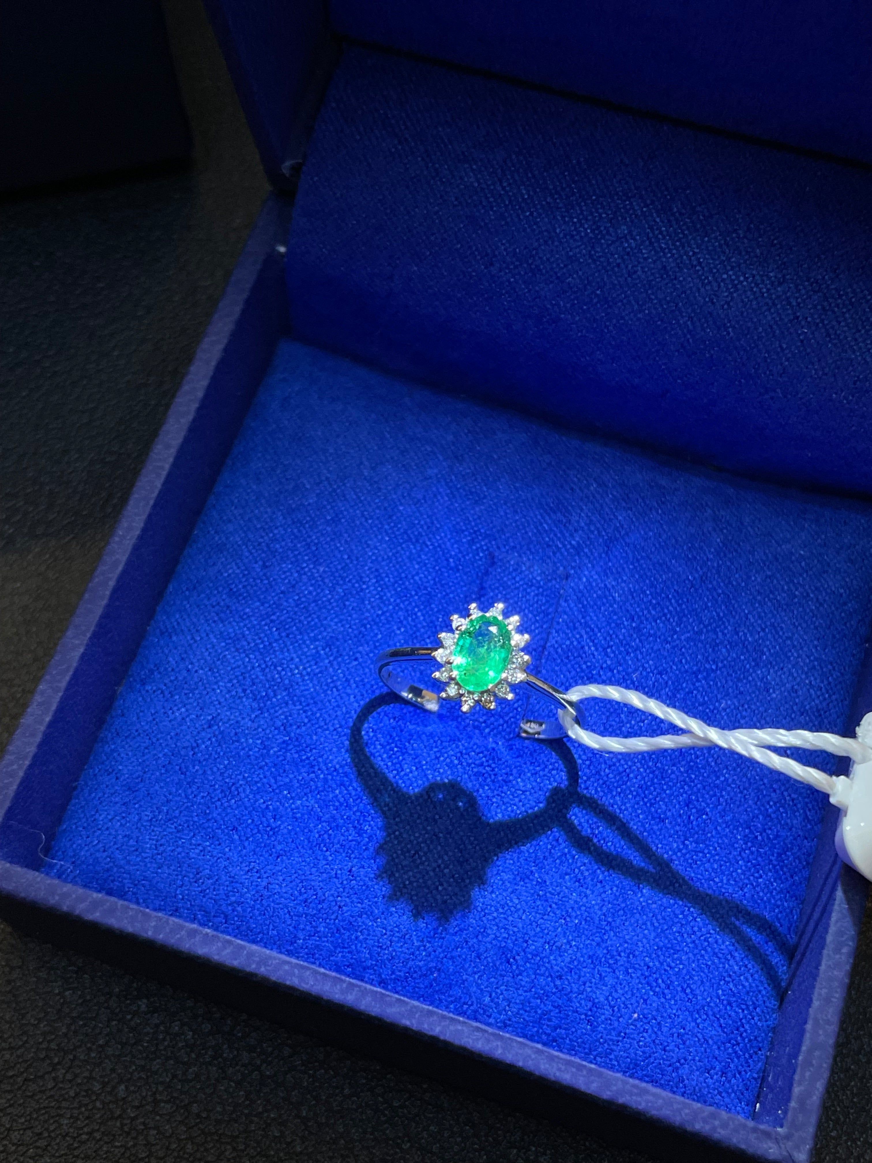 Anello in oro bianco 18kt con smeraldo naturale 0.38 ct e diamanti 0.07ct