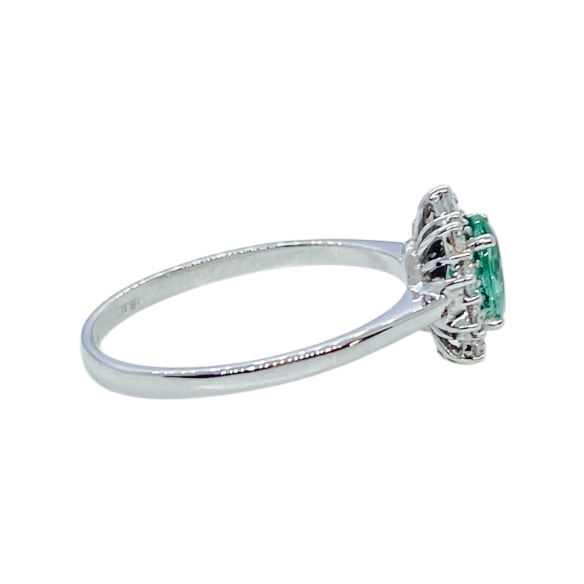 Anello in oro bianco 18kt con smeraldo naturale da 0,41ct e diamanti da 0,20ct