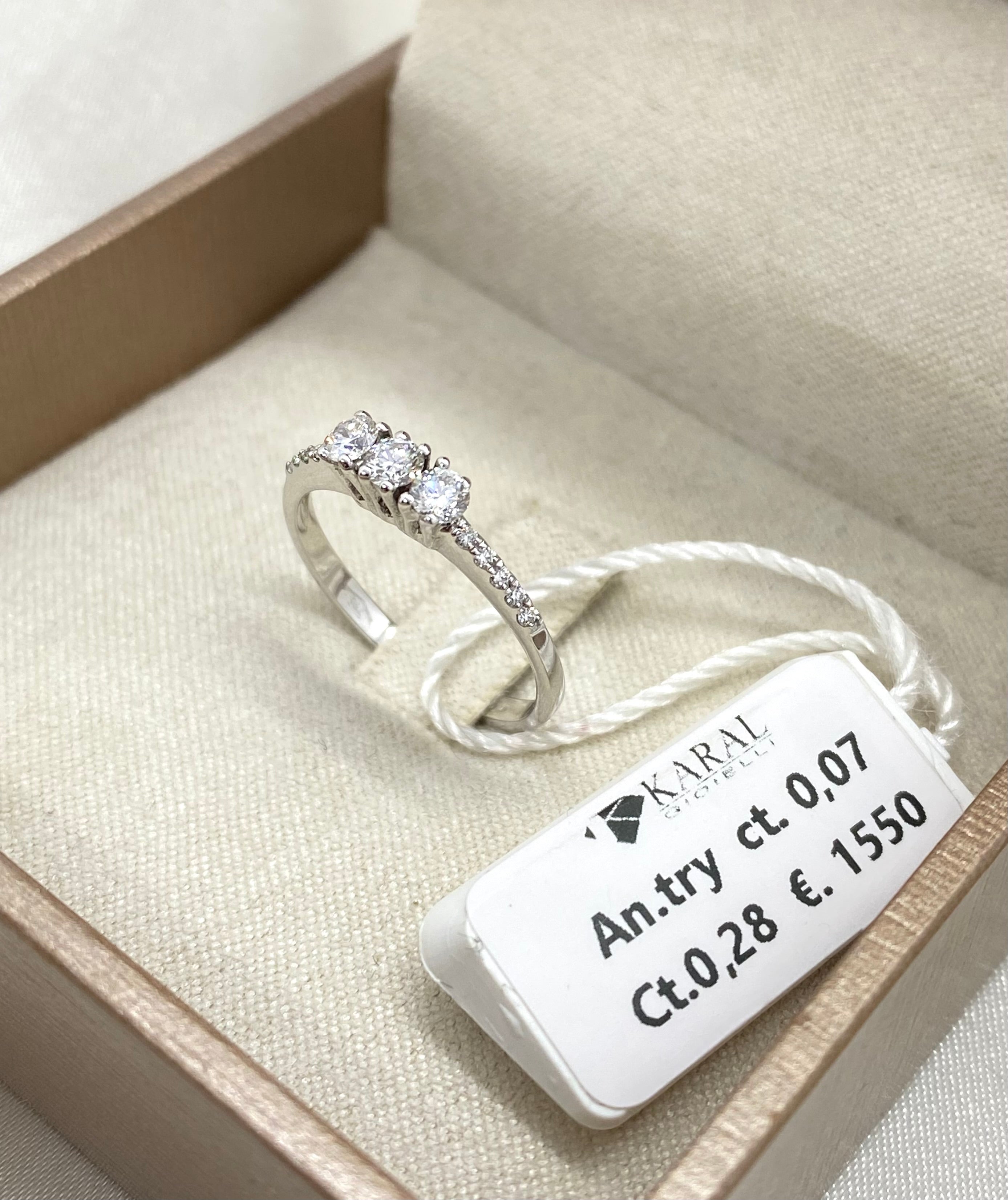 ANELLO TRILOGY ORO BIANCO 18KT CT. 0.35 G color Vs purezza - Shine Gioielli