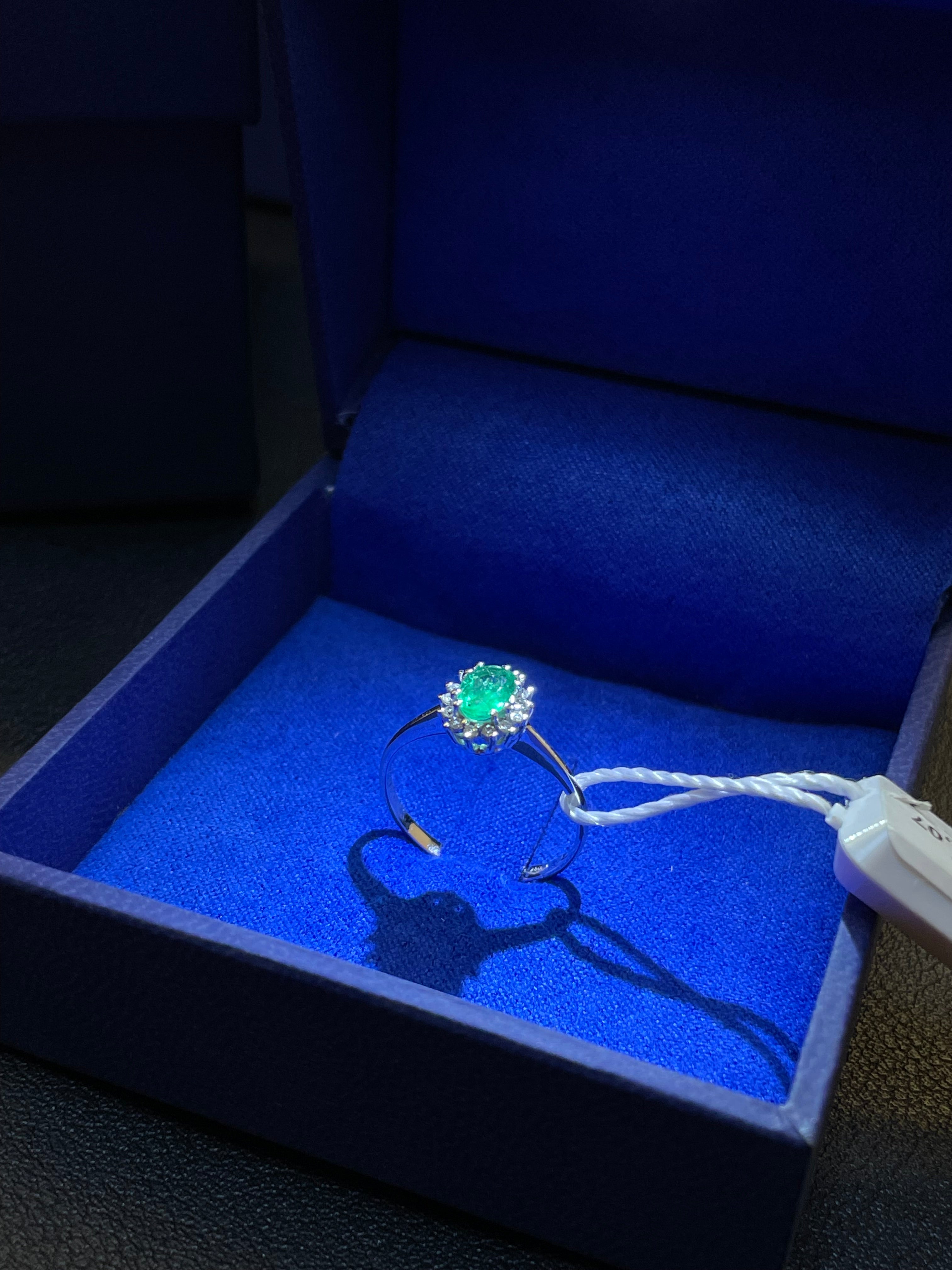 Anello in oro bianco 18kt con smeraldo naturale 0.38 ct e diamanti 0.07ct