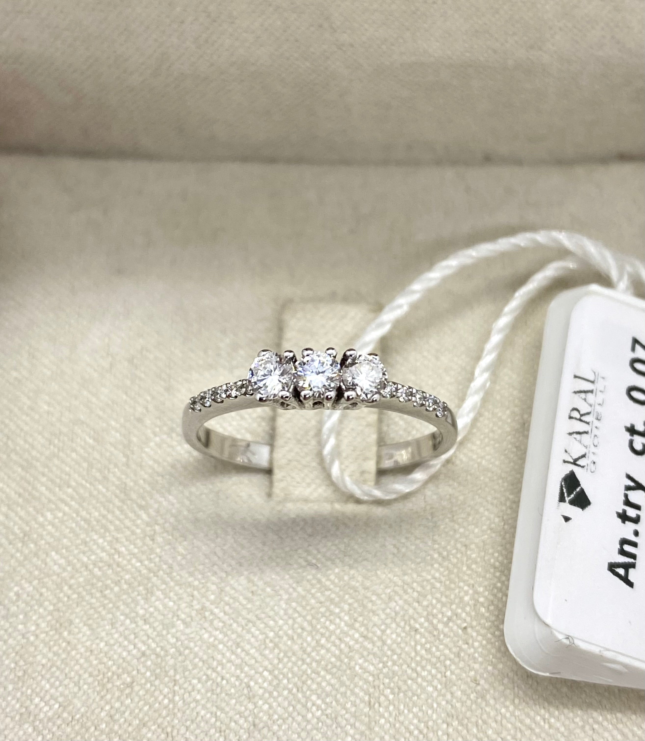 ANELLO TRILOGY ORO BIANCO 18KT CT. 0.35 G color Vs purezza - Shine Gioielli