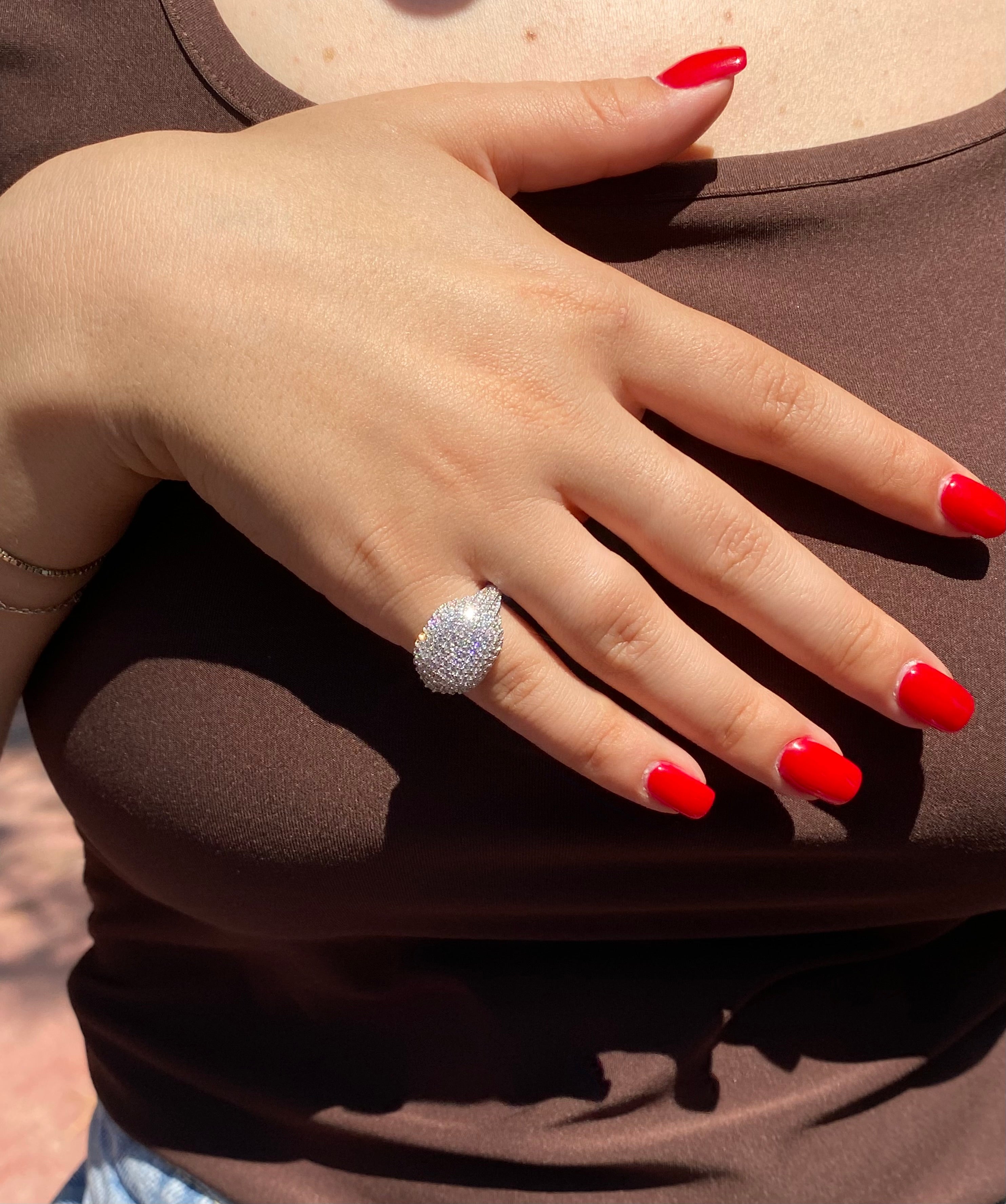 Anello chevalier da mignolo con pavé di pietre scintillanti