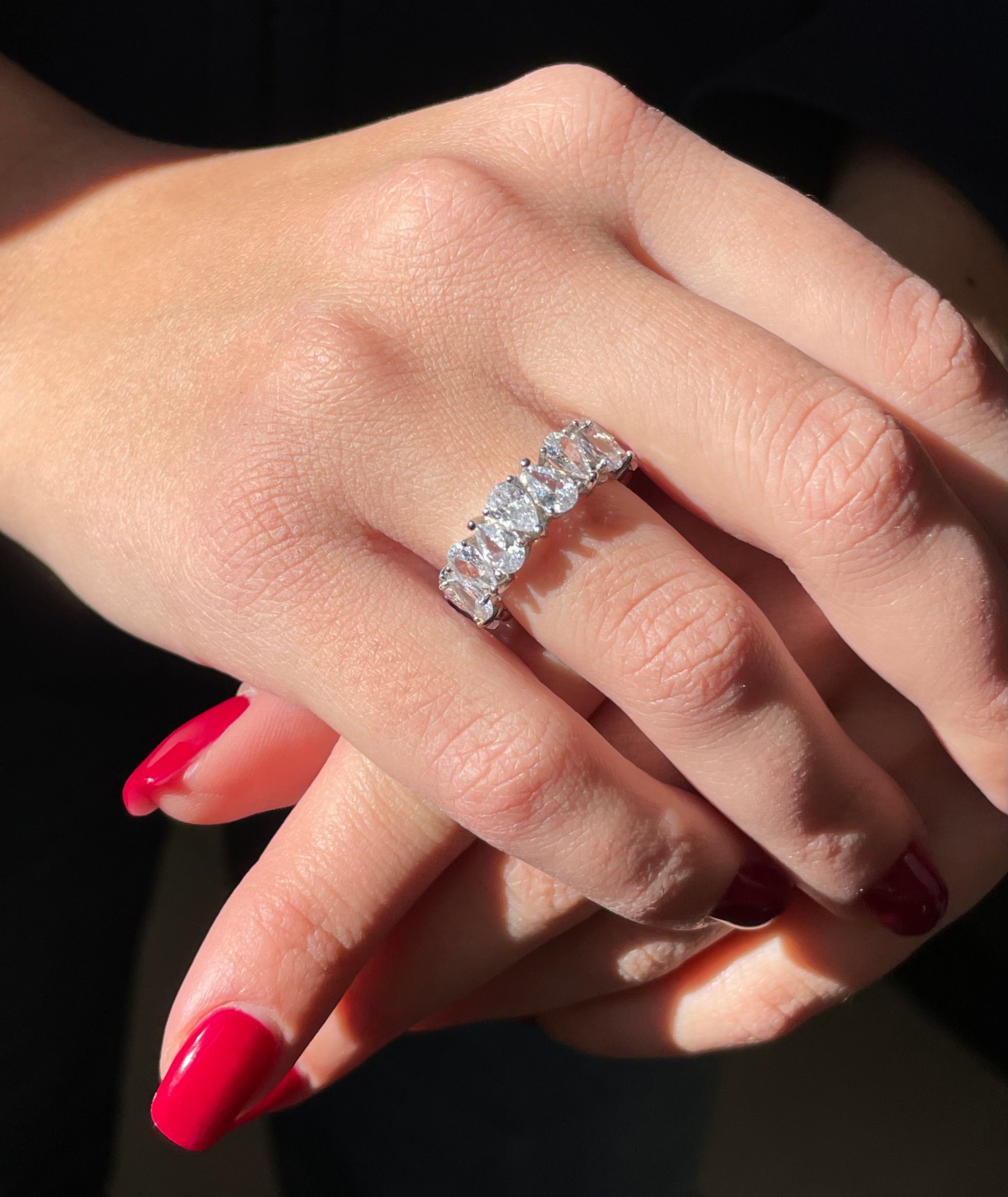 Anello eternity con pietre taglio goccia