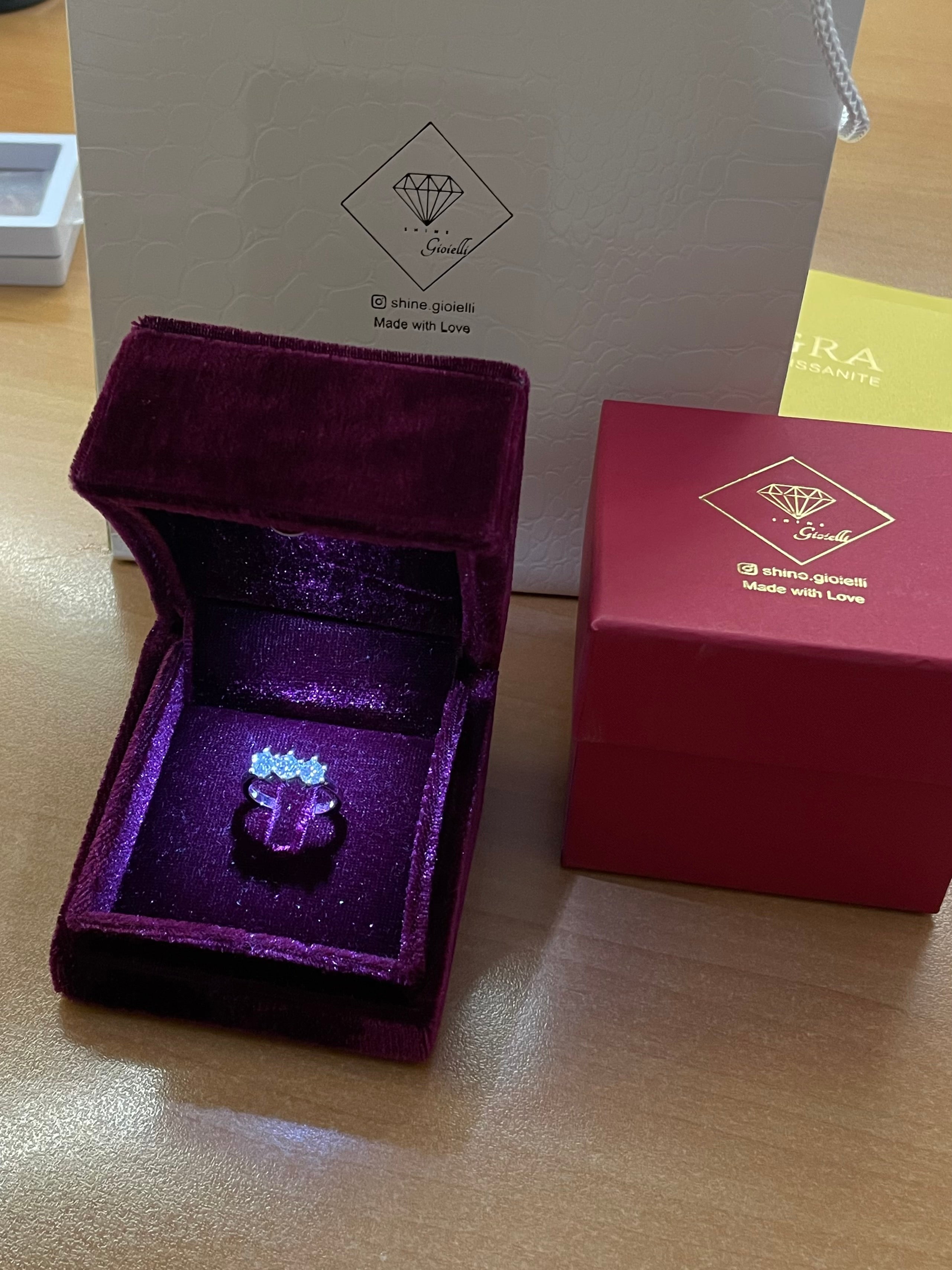 Anello Trilogy in oro bianco 18kt con moissanite 1.05