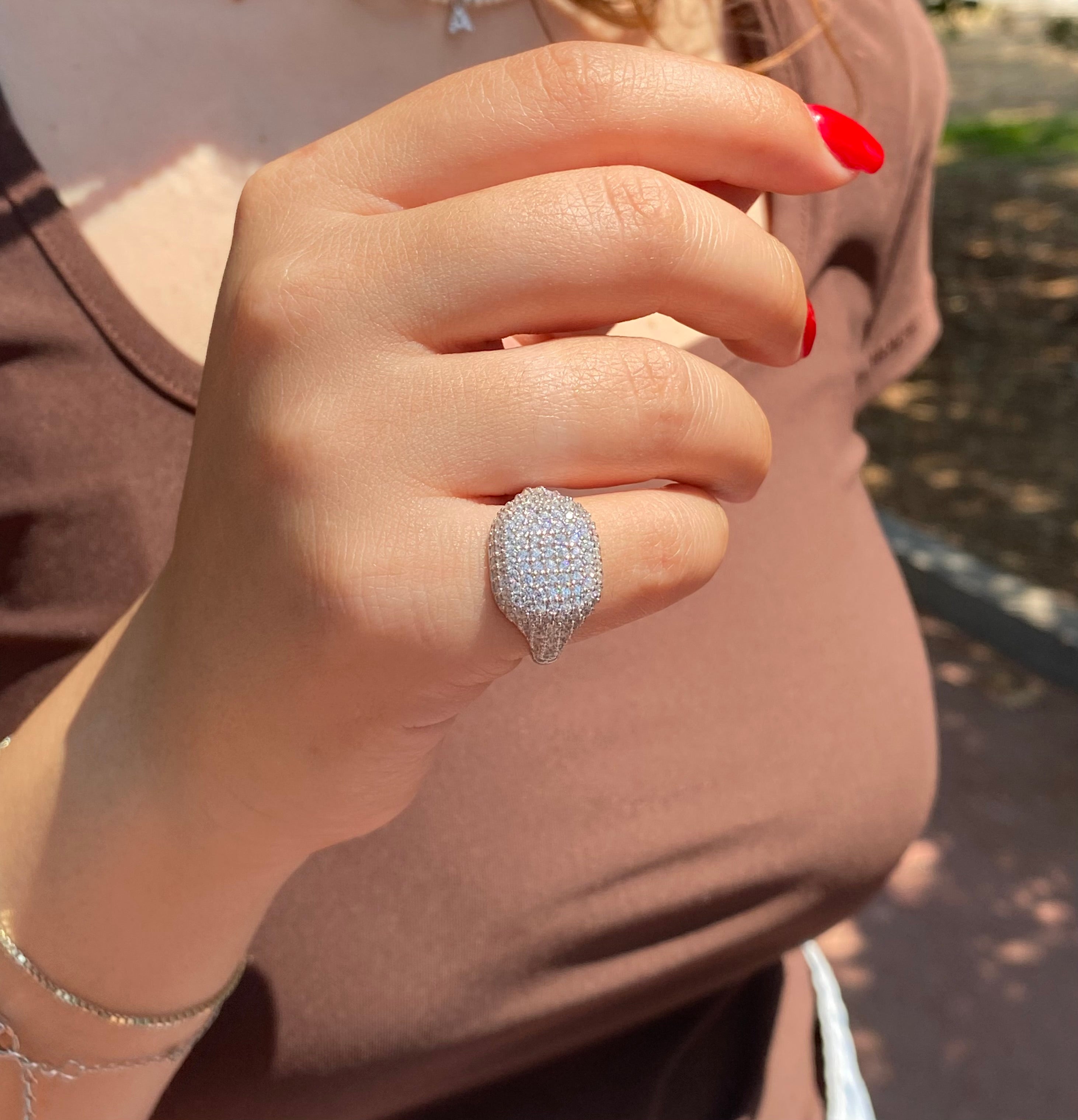 Anello chevalier da mignolo con pavé di pietre scintillanti