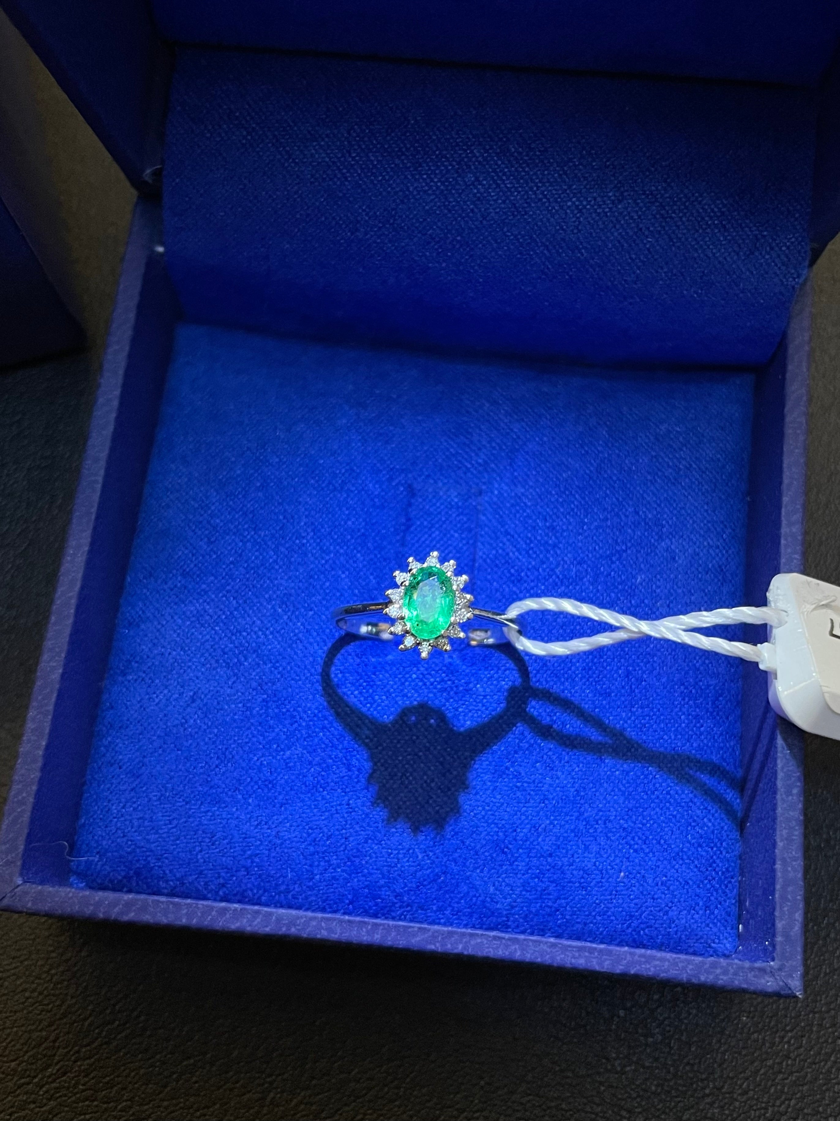 Anello in oro bianco 18kt con smeraldo naturale 0.38 ct e diamanti 0.07ct