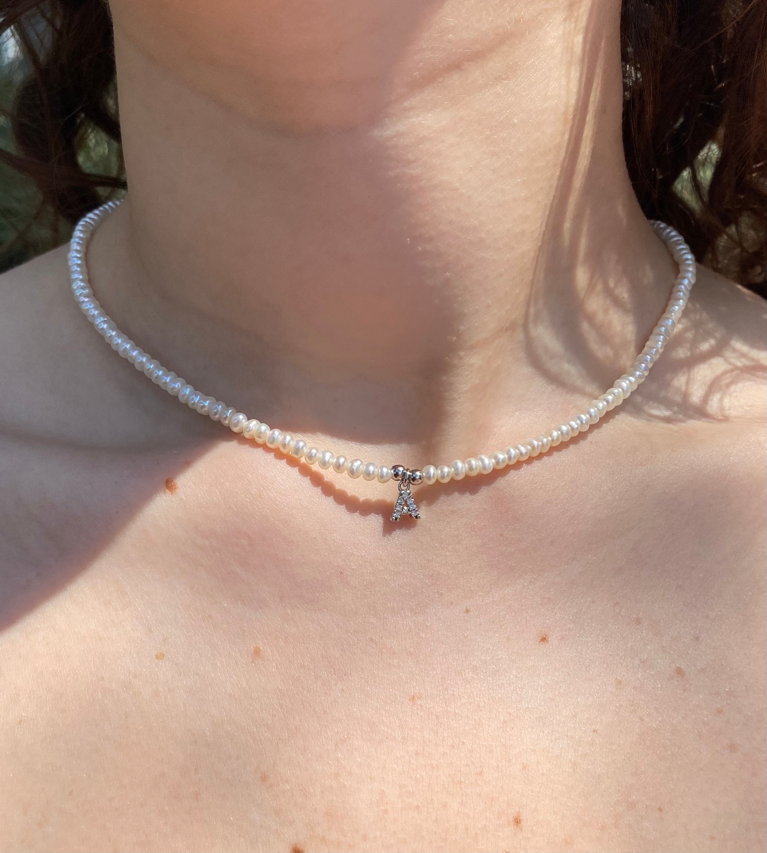 Collana in perle di fiume naturali con lettera luminosa
