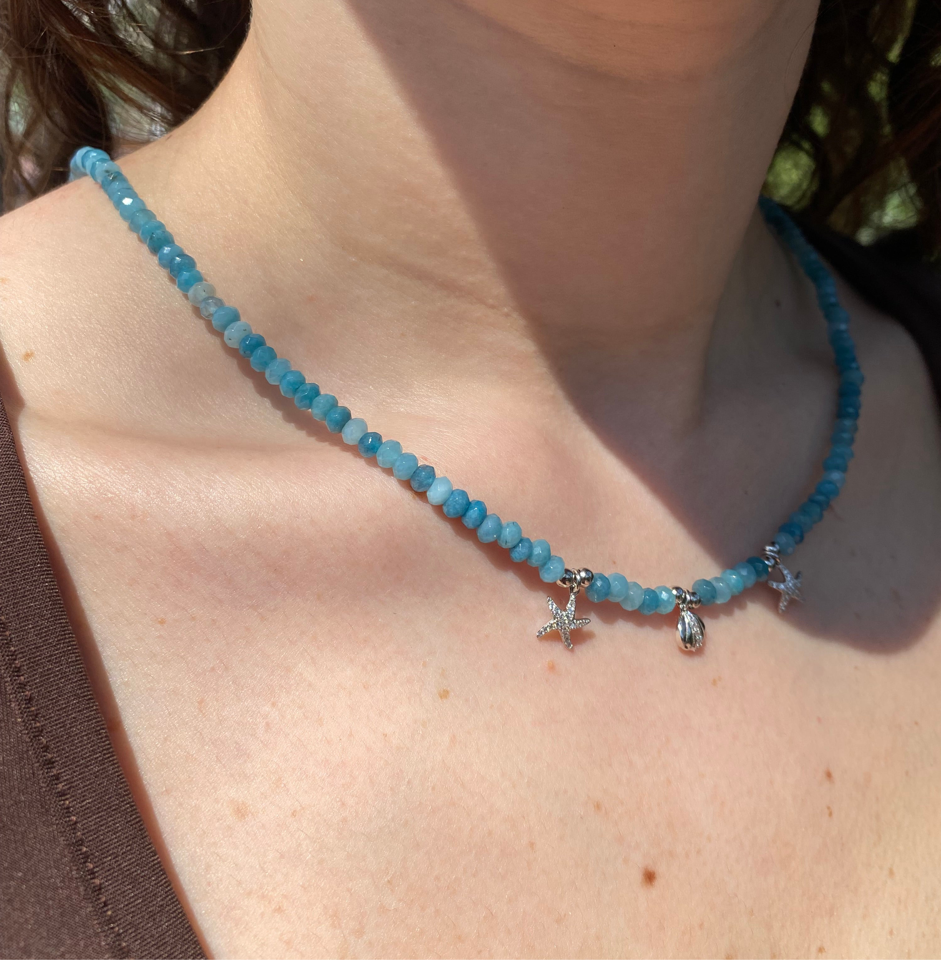 Collana in quarzo azzurro naturale con stelle marine scintillanti