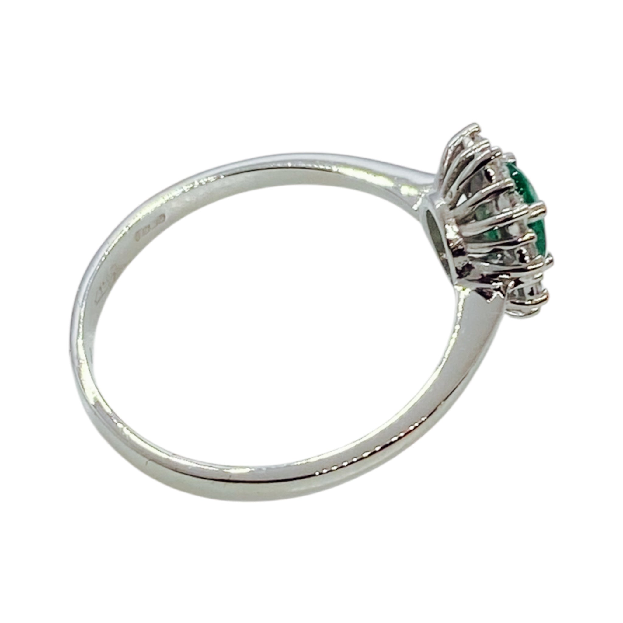Anello in oro bianco con smeraldo naturale da 0.59 ct e diamanti da 0.30 ct