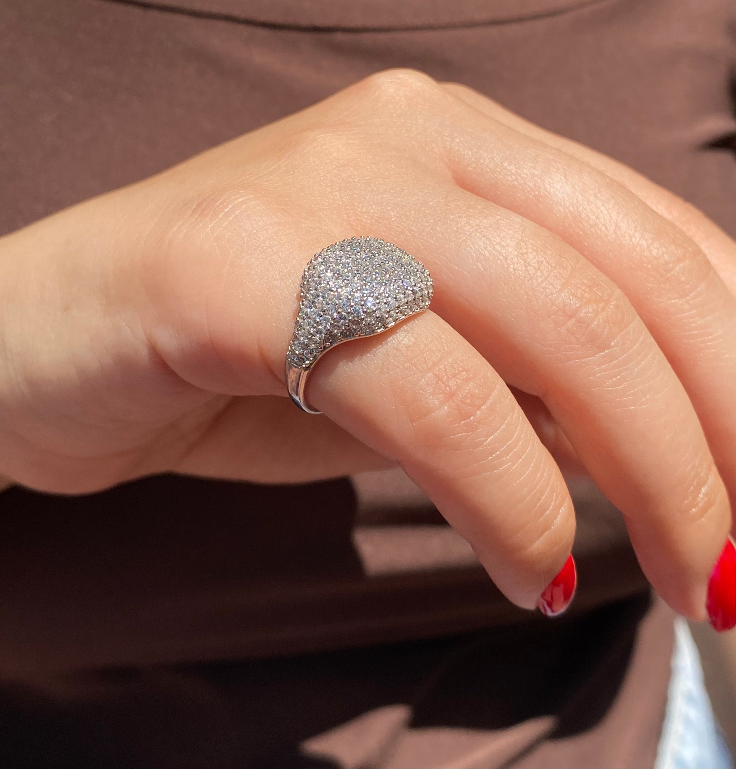 Anello chevalier da mignolo con pavé di pietre scintillanti