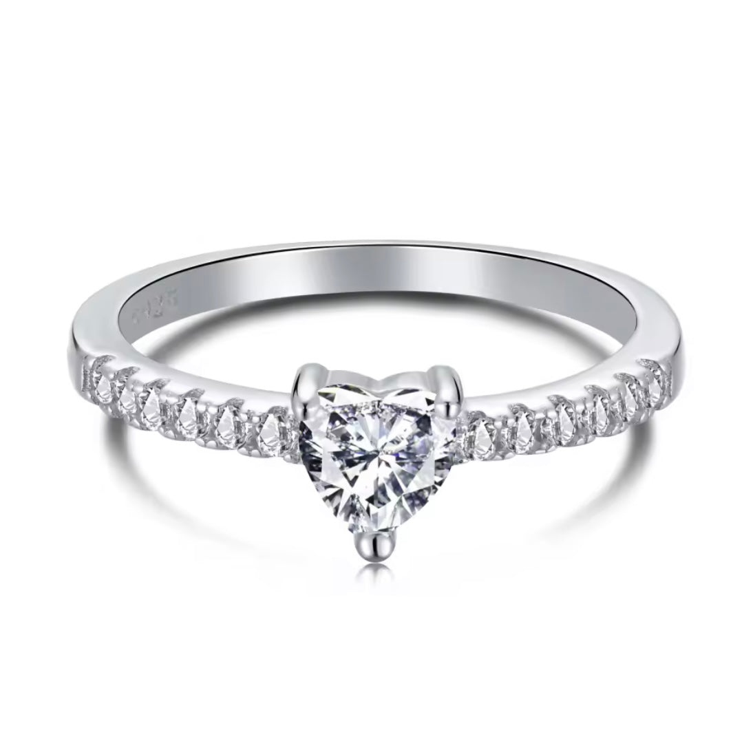 Anello solitario con moissanite taglio cuore