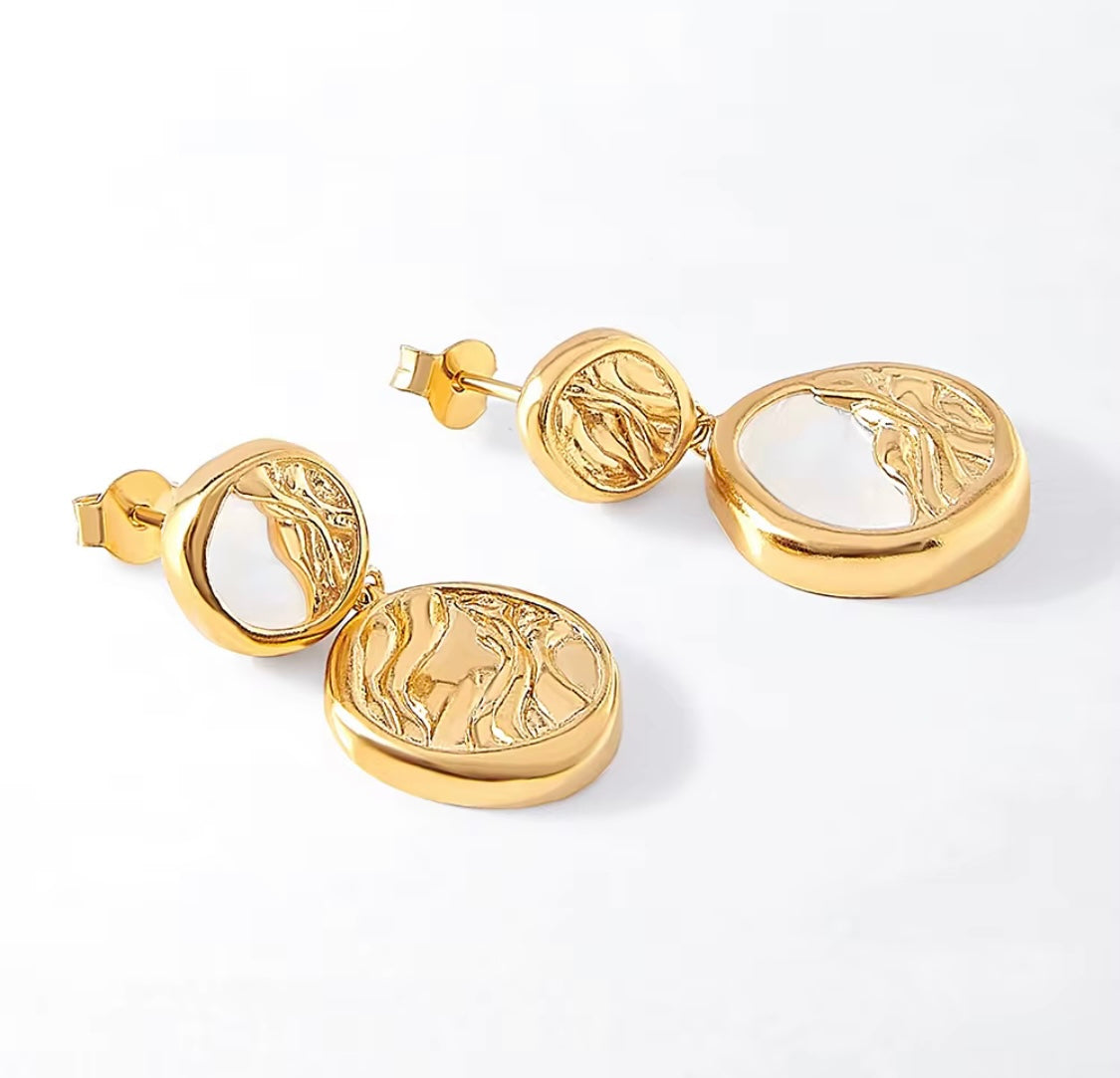 Orecchini madreperla con effetto martellato