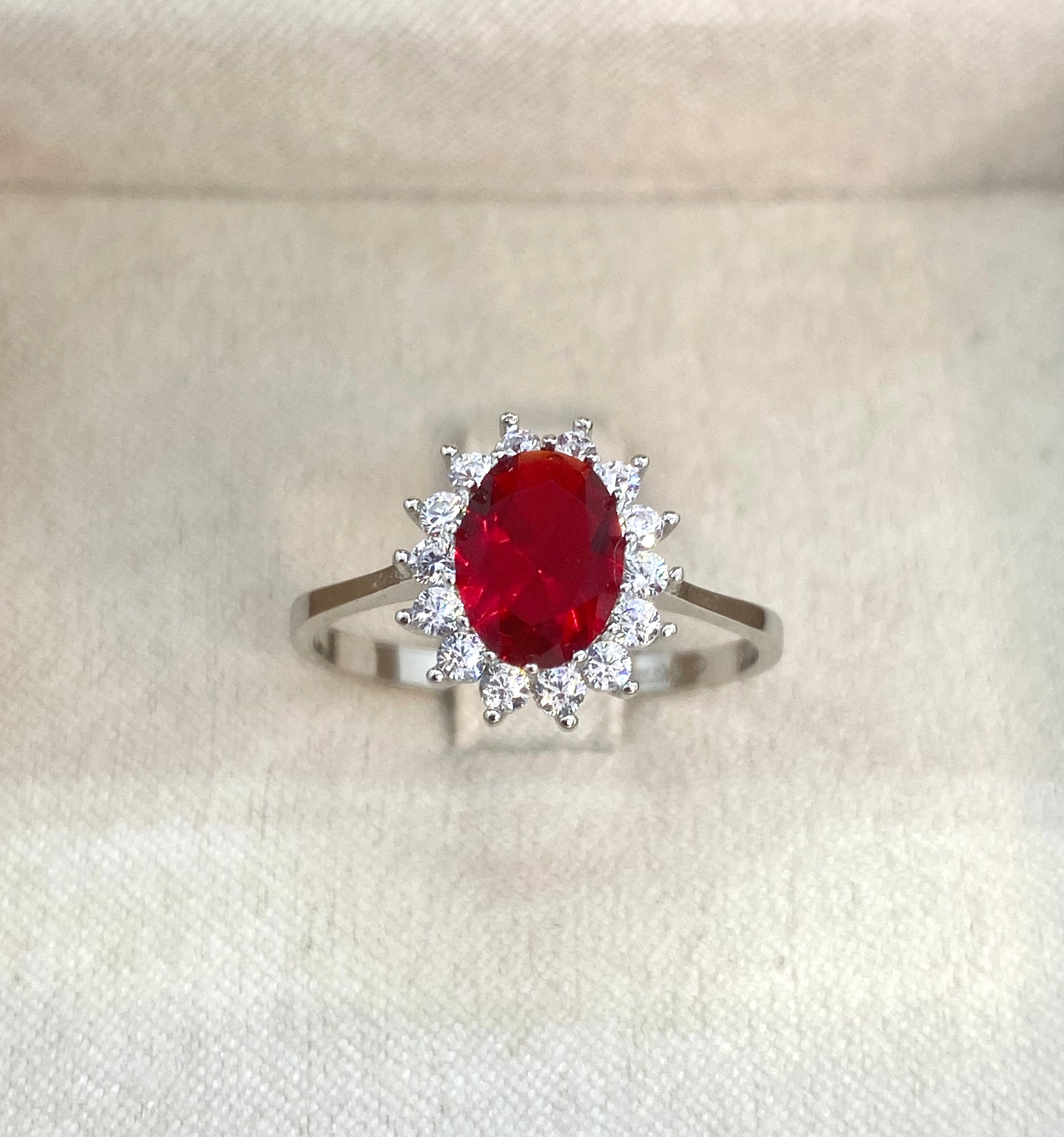 Anello luminoso rosso rubino