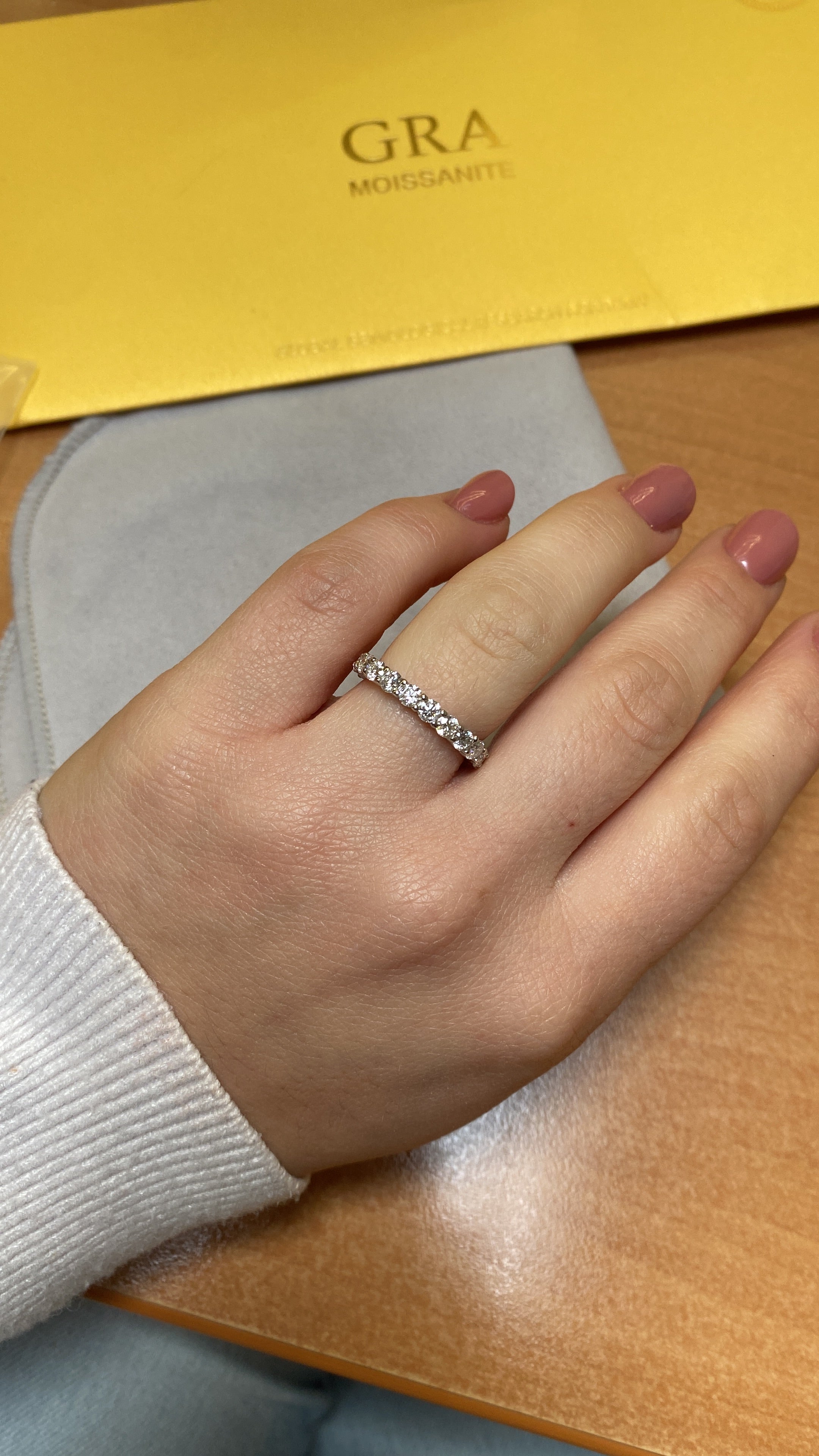 Anello Veretta scintillante con moissanite certificata