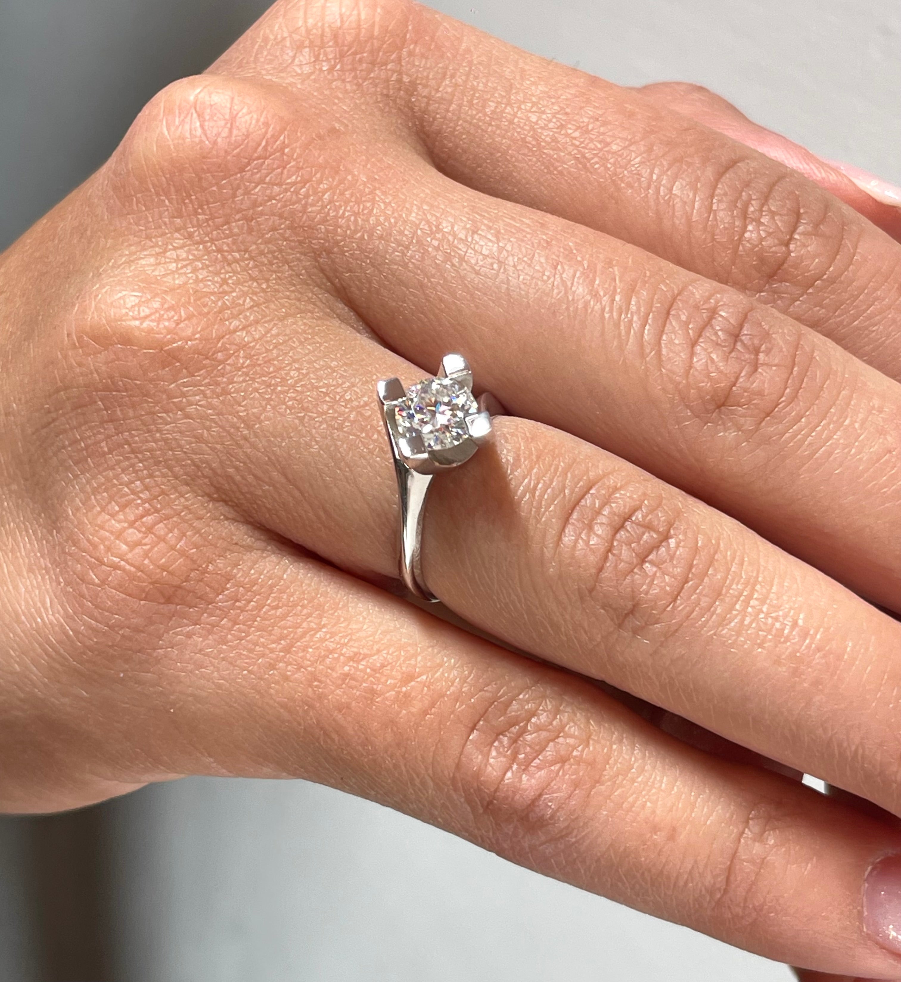 Anello solitario shine squadrato con moissanite luminosa